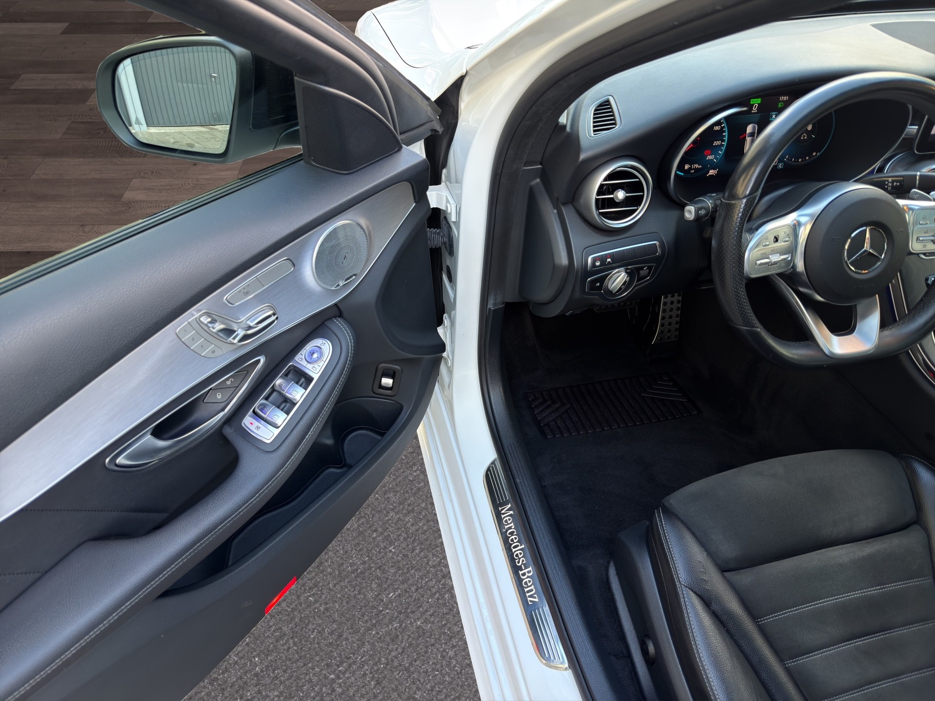 MERCEDES-BENZ C 200 Swiss Star AMG Line 4M 9G-Tronic-image-19