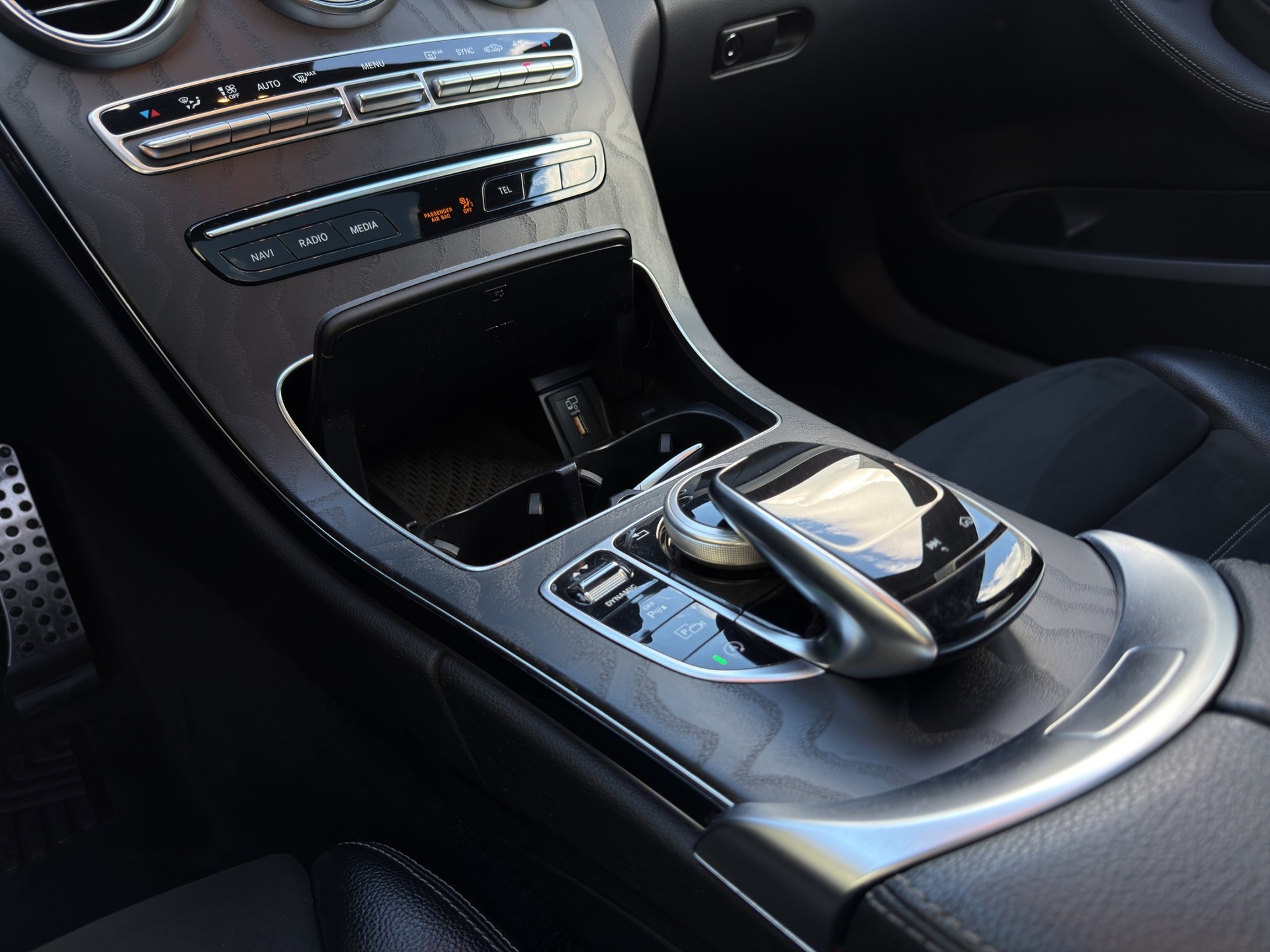 MERCEDES-BENZ C 200 Swiss Star AMG Line 4M 9G-Tronic-image-17