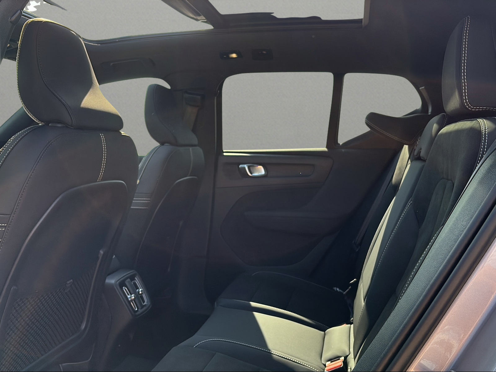 VOLVO XC40 B3 Benzin Mild Hybrid Plus Dark DCT-image-6