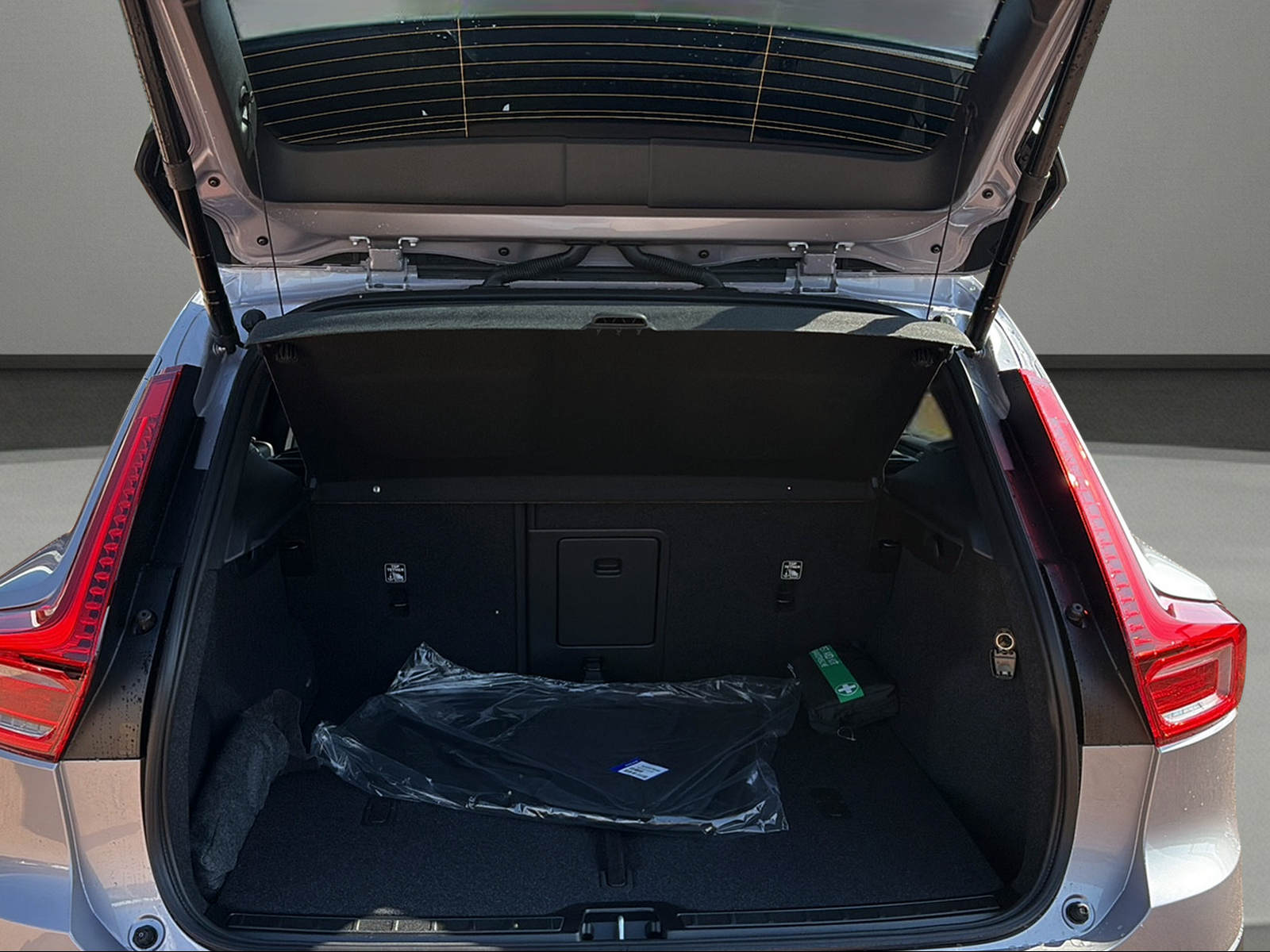 VOLVO XC40 B3 Benzin Mild Hybrid Plus Dark DCT-image-9