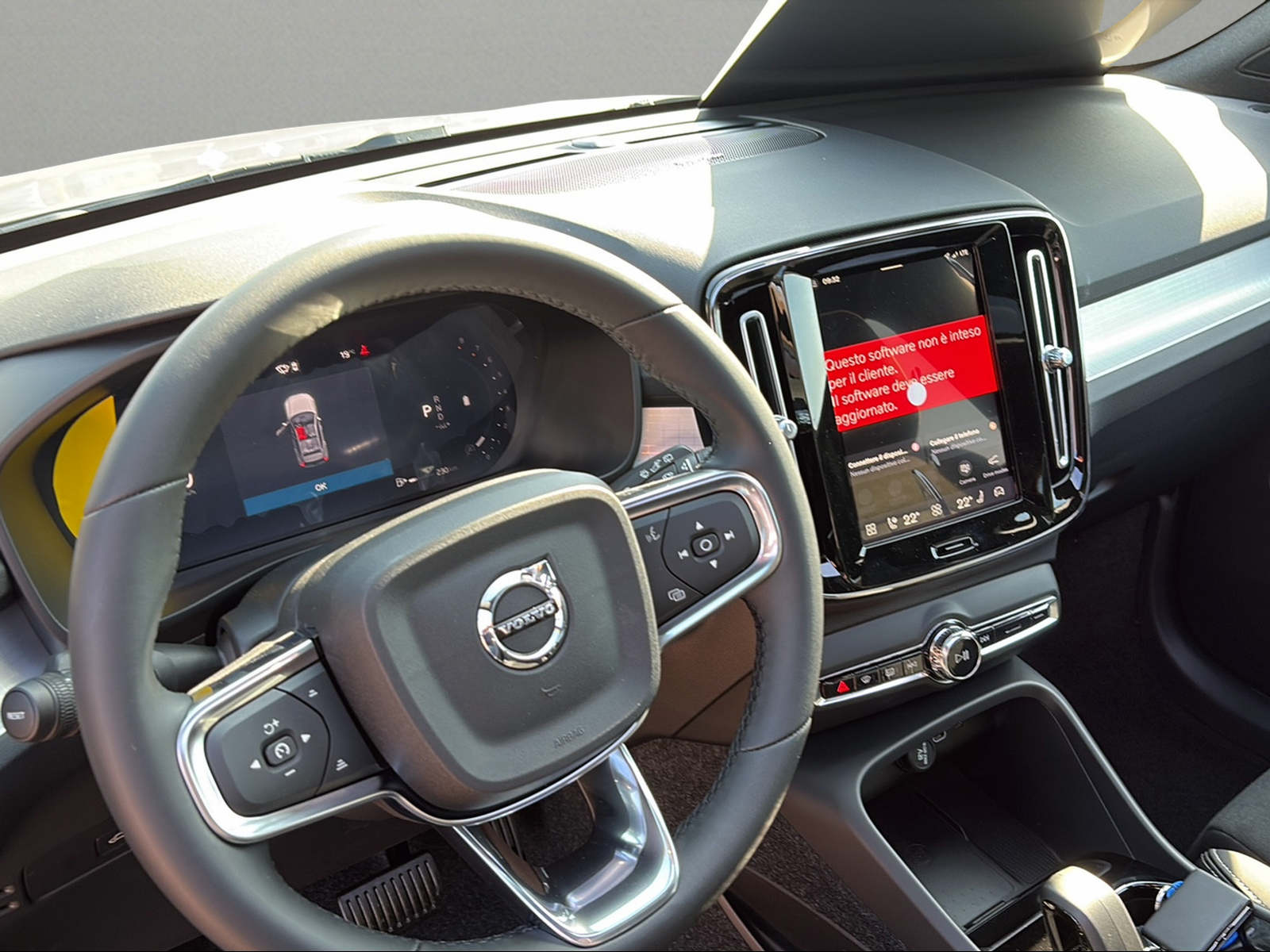 VOLVO XC40 B3 Benzin Mild Hybrid Plus Dark DCT-image-4