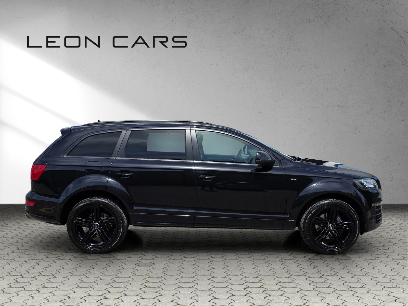 AUDI Q7 3.0 TDI S-Line V12-Optik Quattro TIPTRONIC 7-Sitzer mit AHK-showroom-element-3