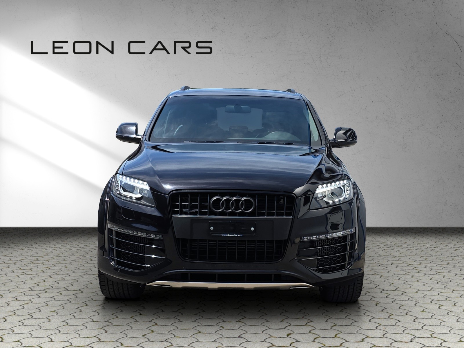 AUDI Q7 3.0 TDI S-Line V12-Optik Quattro TIPTRONIC 7-Sitzer mit AHK-showroom-element-1