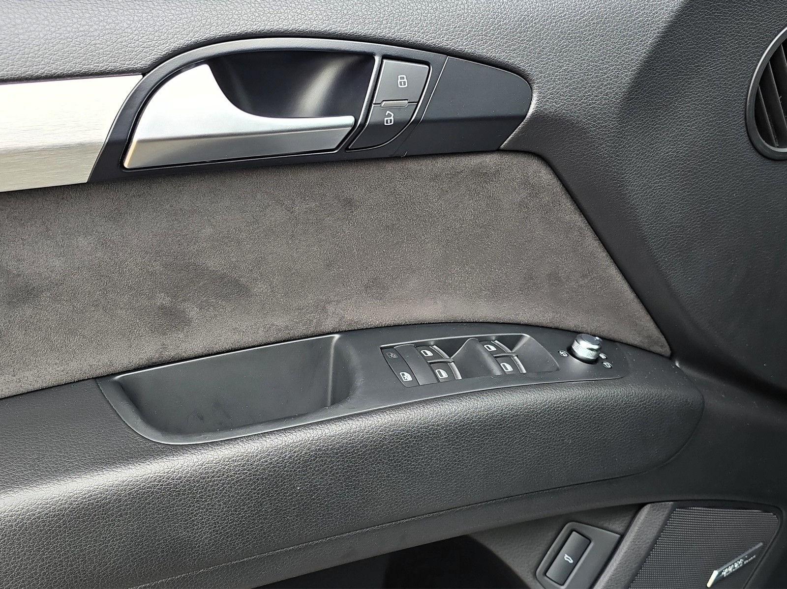 AUDI Q7 3.0 TDI S-Line V12-Optik Quattro TIPTRONIC 7-Sitzer mit AHK-image-29