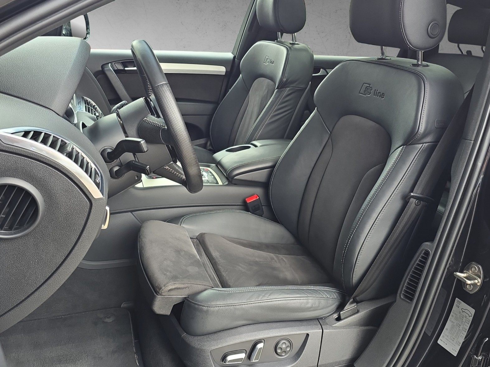 AUDI Q7 3.0 TDI S-Line V12-Optik Quattro TIPTRONIC 7-Sitzer mit AHK-image-9