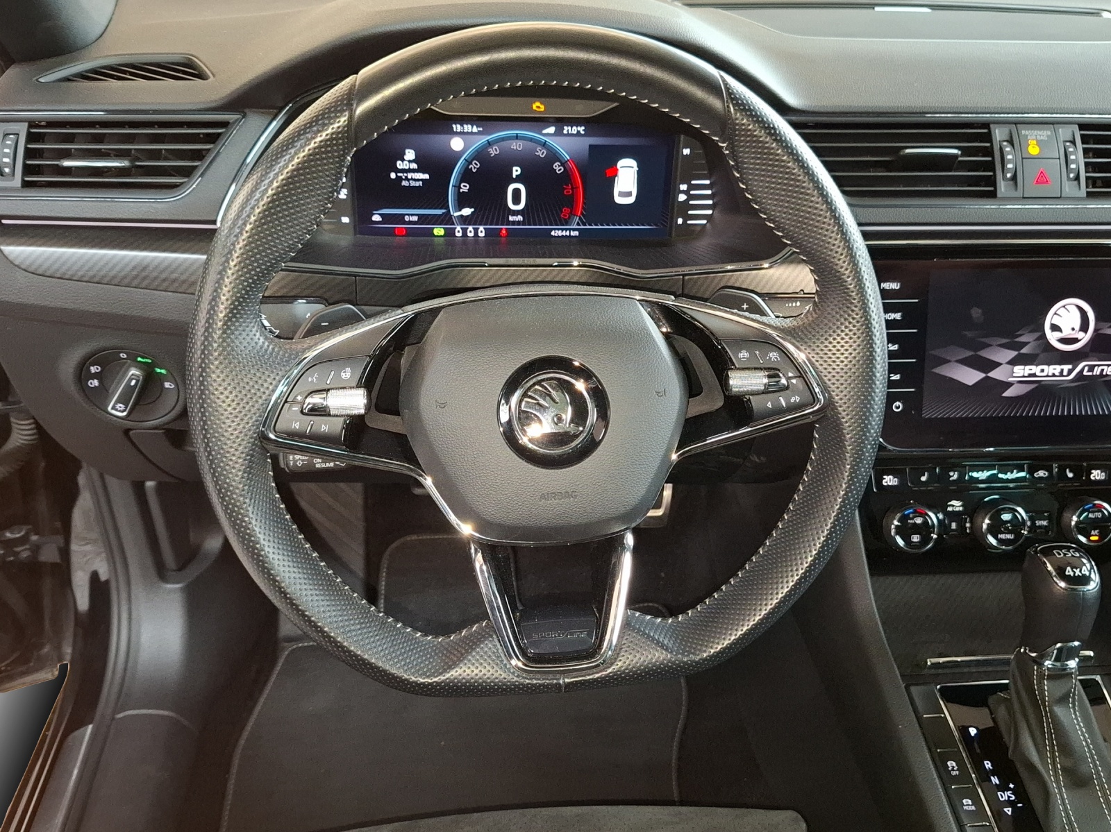 SKODA Superb Combi 2.0 TSI SportLine Light 4x4 DSG-image-9