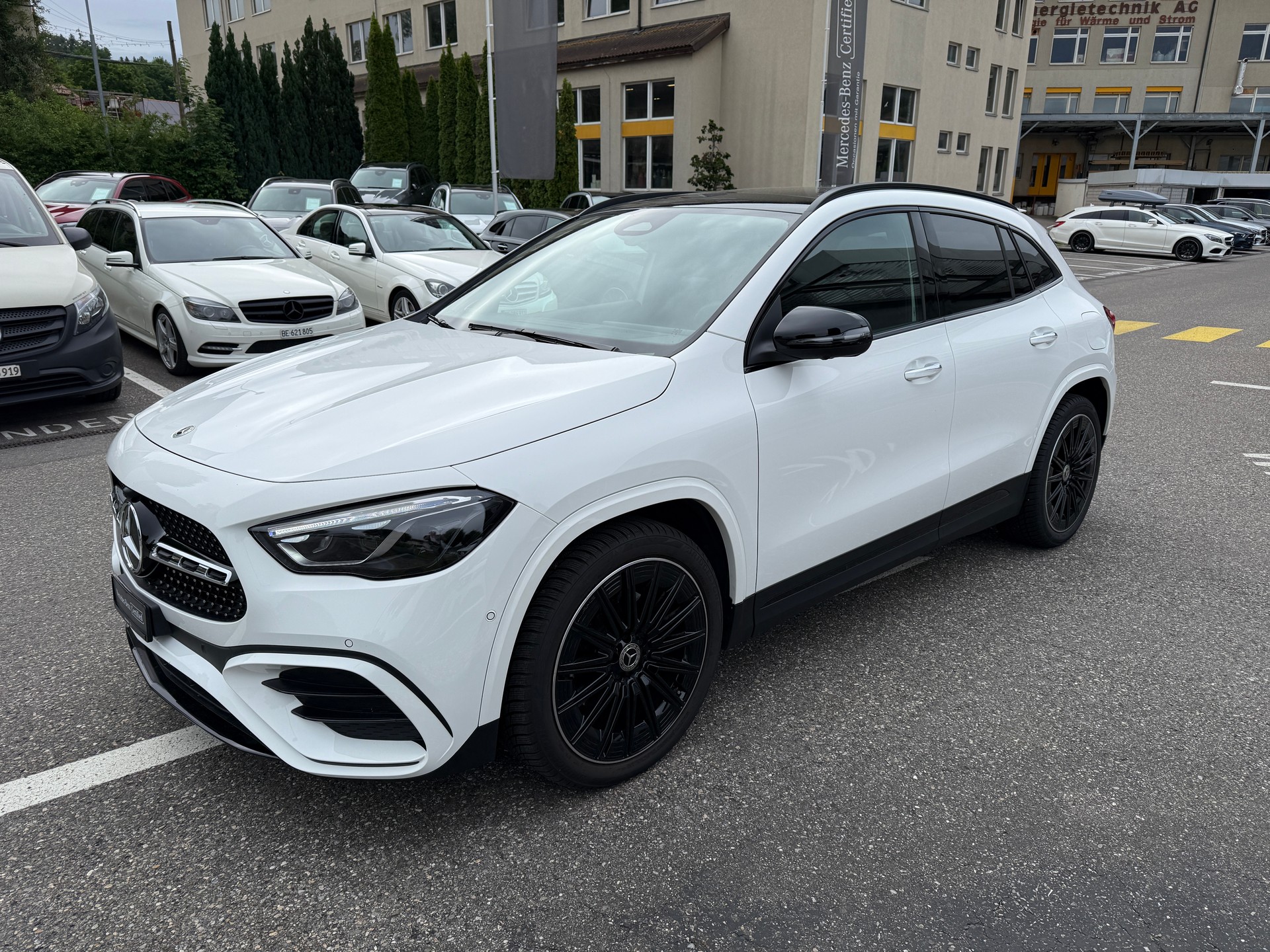 MERCEDES-BENZ GLA 220 d Swiss Star AMG Line 4matic-showroom-element-2