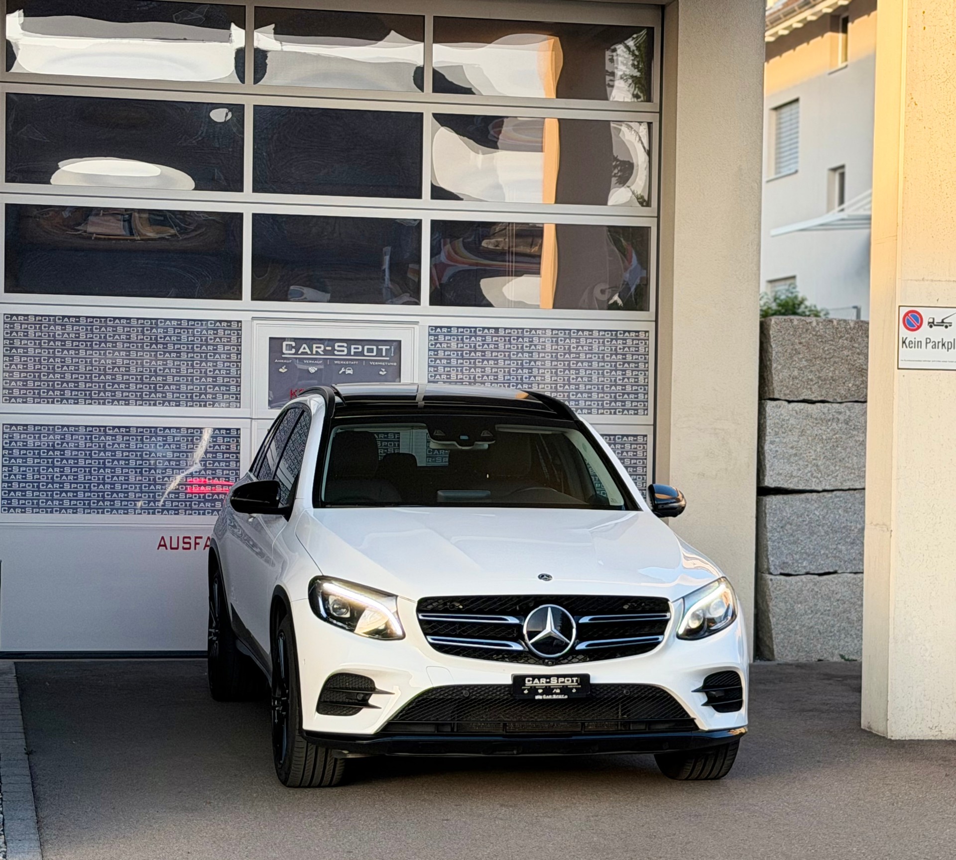 MERCEDES-BENZ GLC 300 4Matic AMG Line 9G-Tronic-showroom-element-2