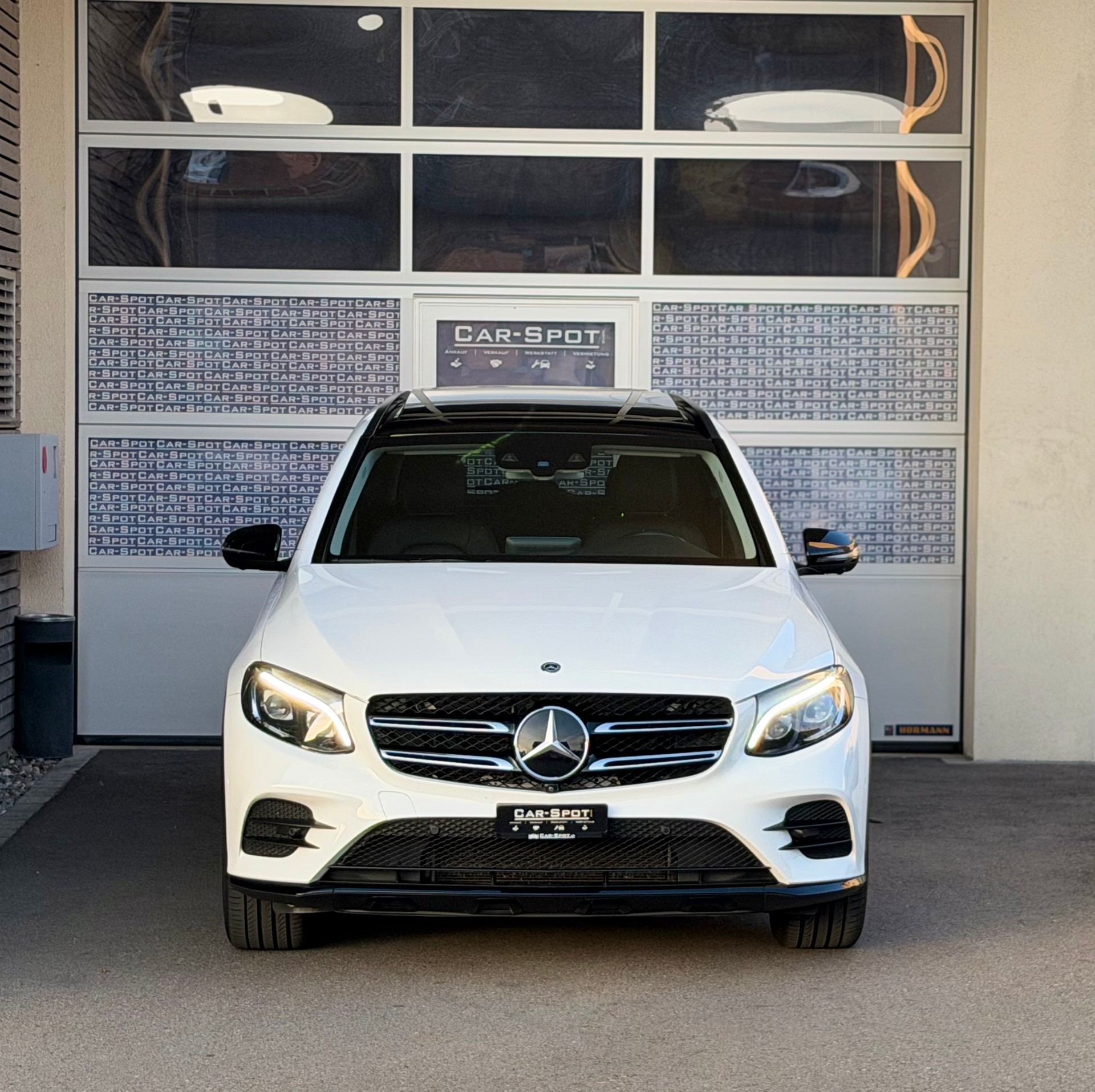 MERCEDES-BENZ GLC 300 4Matic AMG Line 9G-Tronic-showroom-element-1