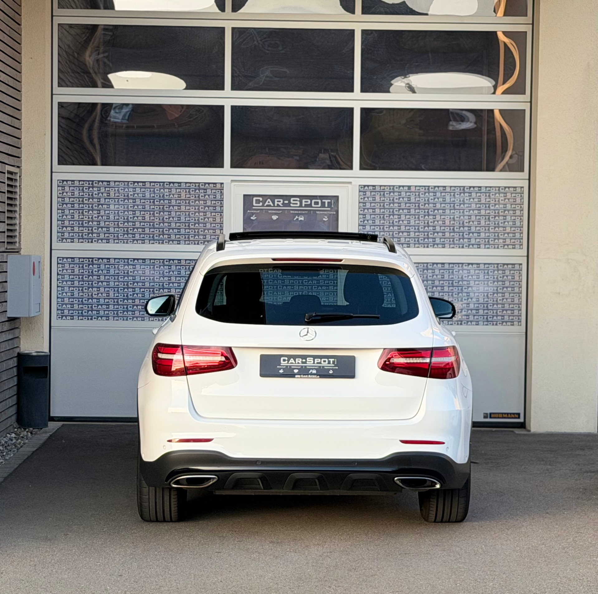 MERCEDES-BENZ GLC 300 4Matic AMG Line 9G-Tronic-showroom-element-3