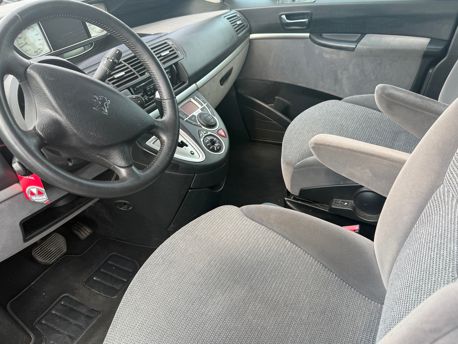 PEUGEOT 807 2.2 16V HDi Swiss Edition Tiptronic-image-5