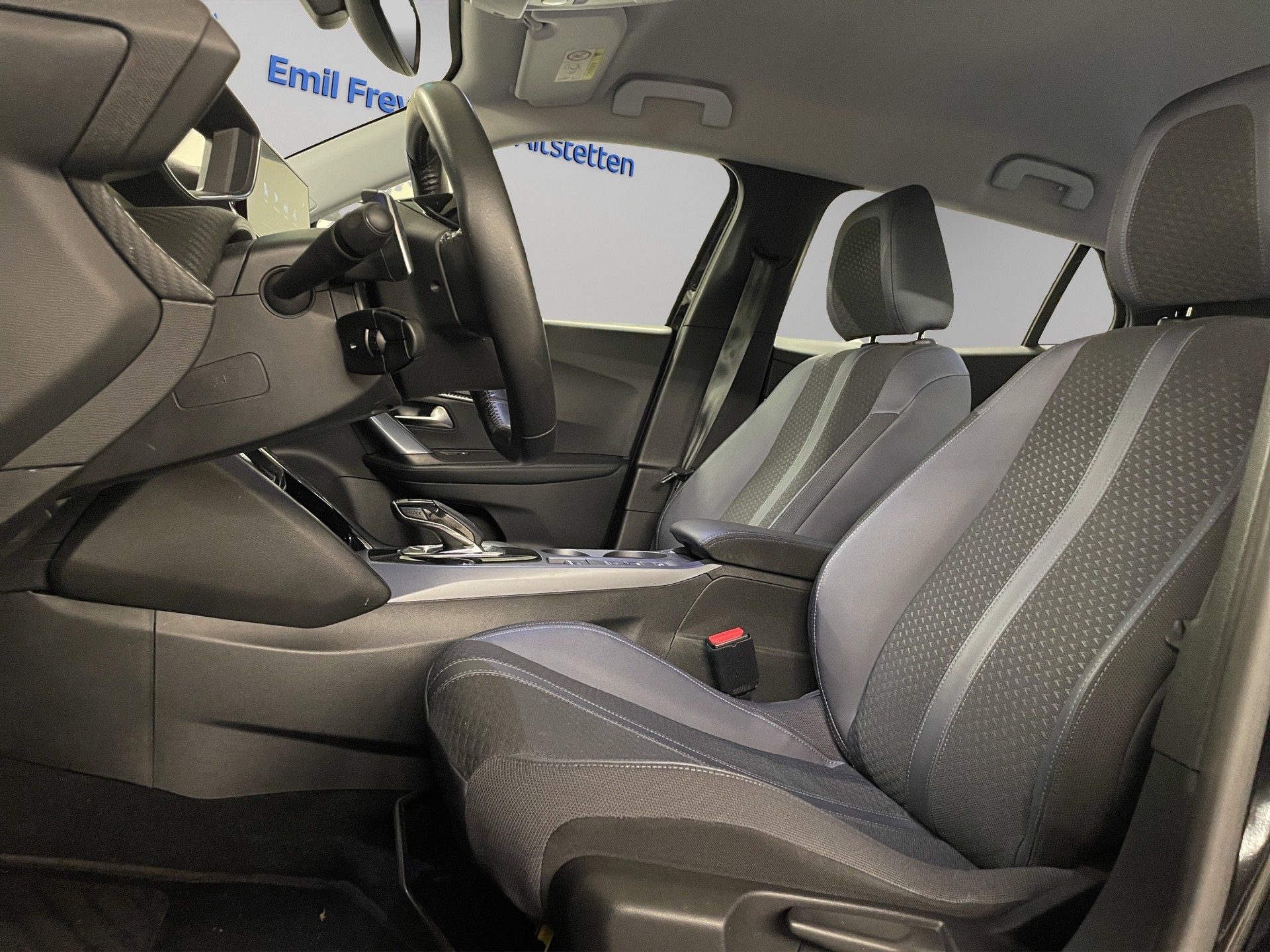 PEUGEOT 2008 1.2 PureTech 130 Active-image-6