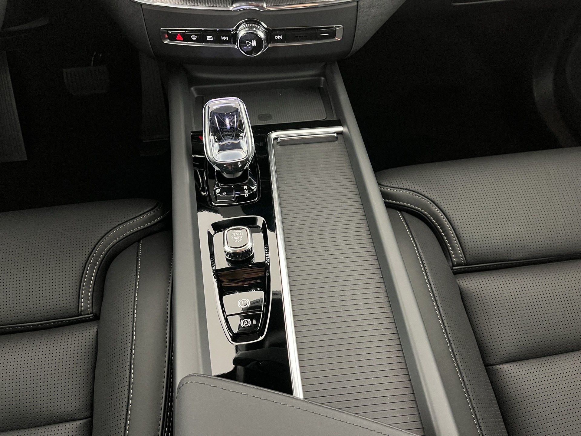 VOLVO XC60 2.0 T8 TE Black Edition eAWD-image-14