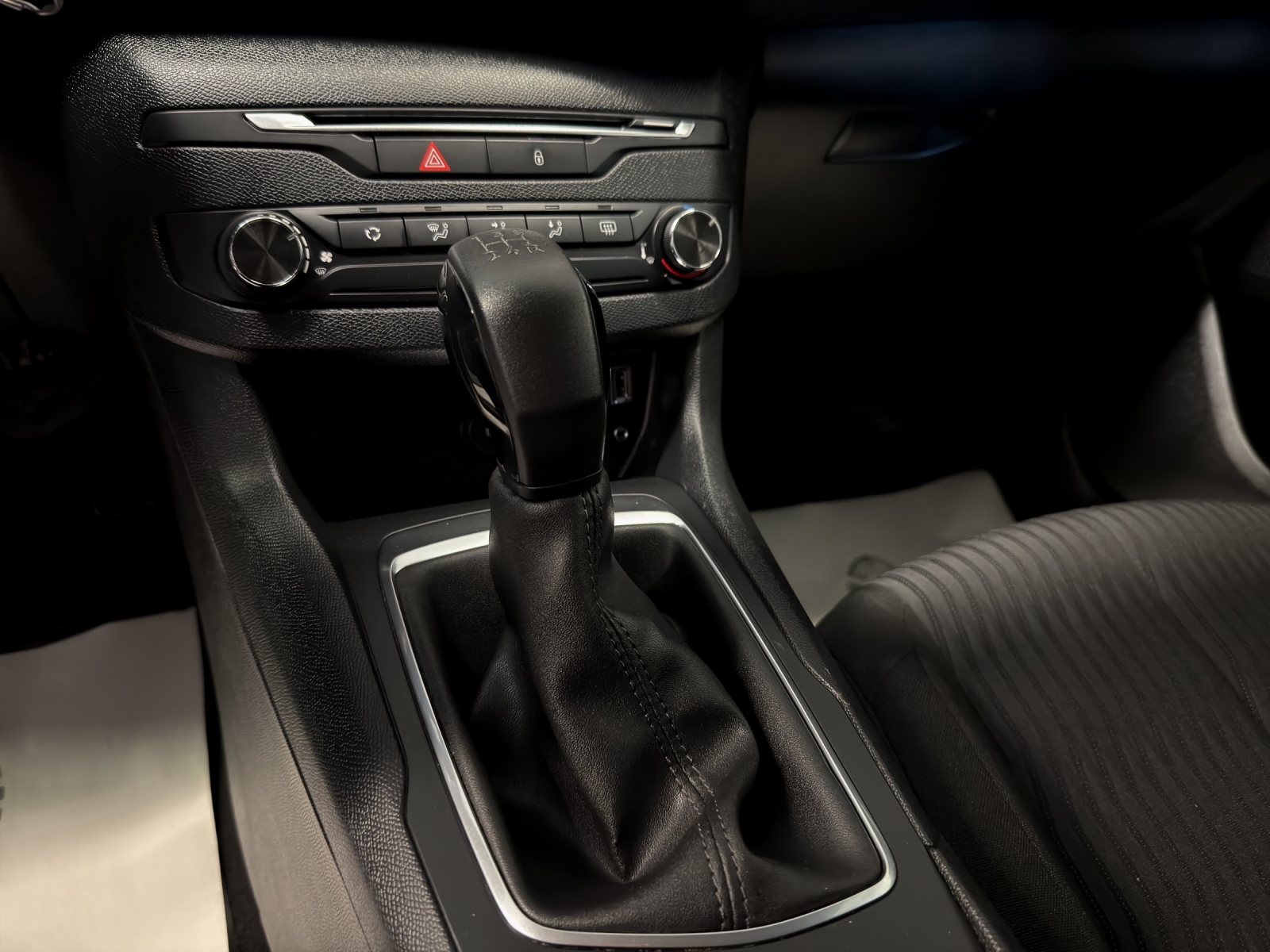 PEUGEOT 308 SW 1.2 THP Access-image-11