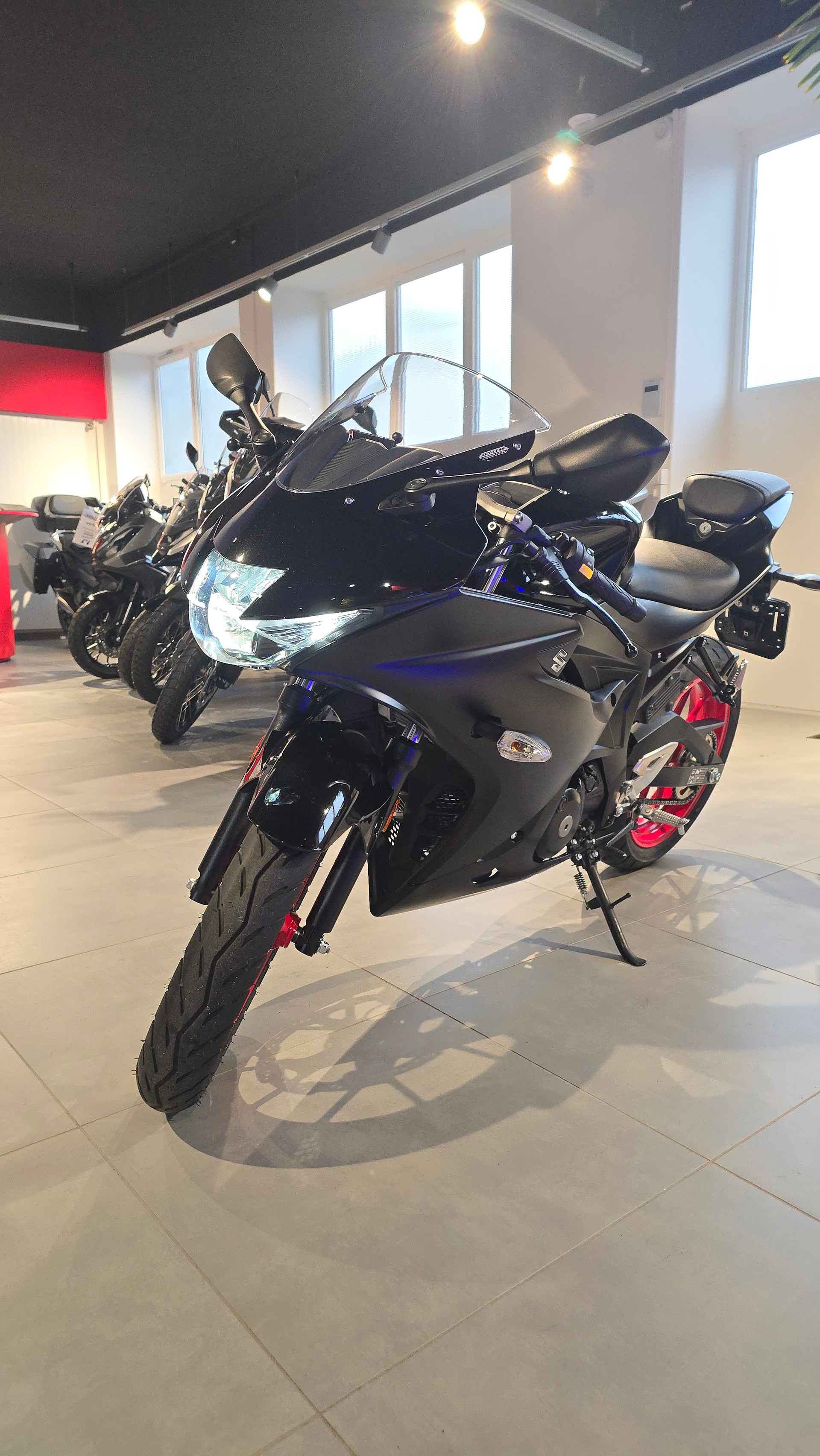 SUZUKI GSX-R 125-image-1