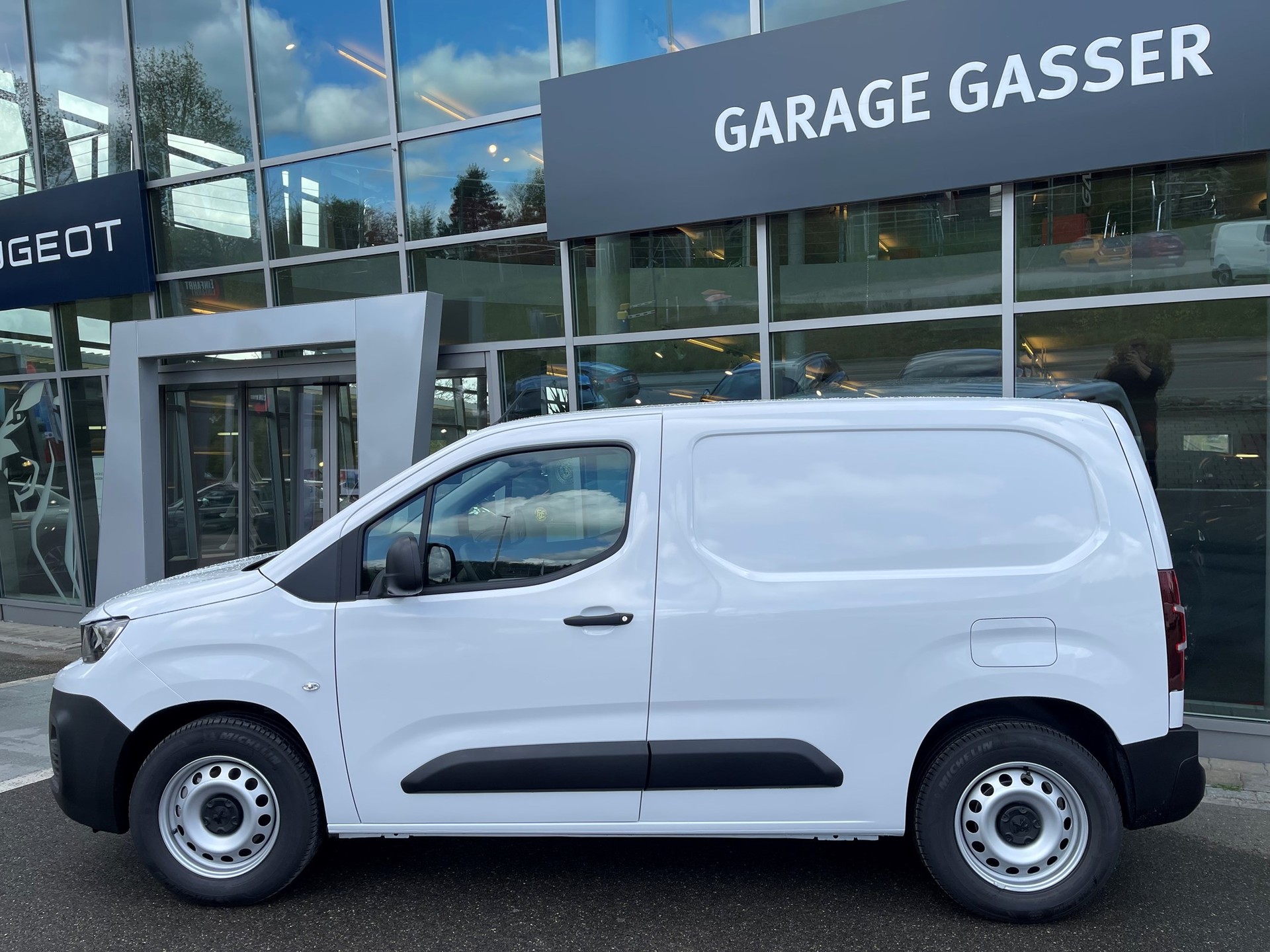 PEUGEOT e-Partner 50kWh Premium-showroom-element-2