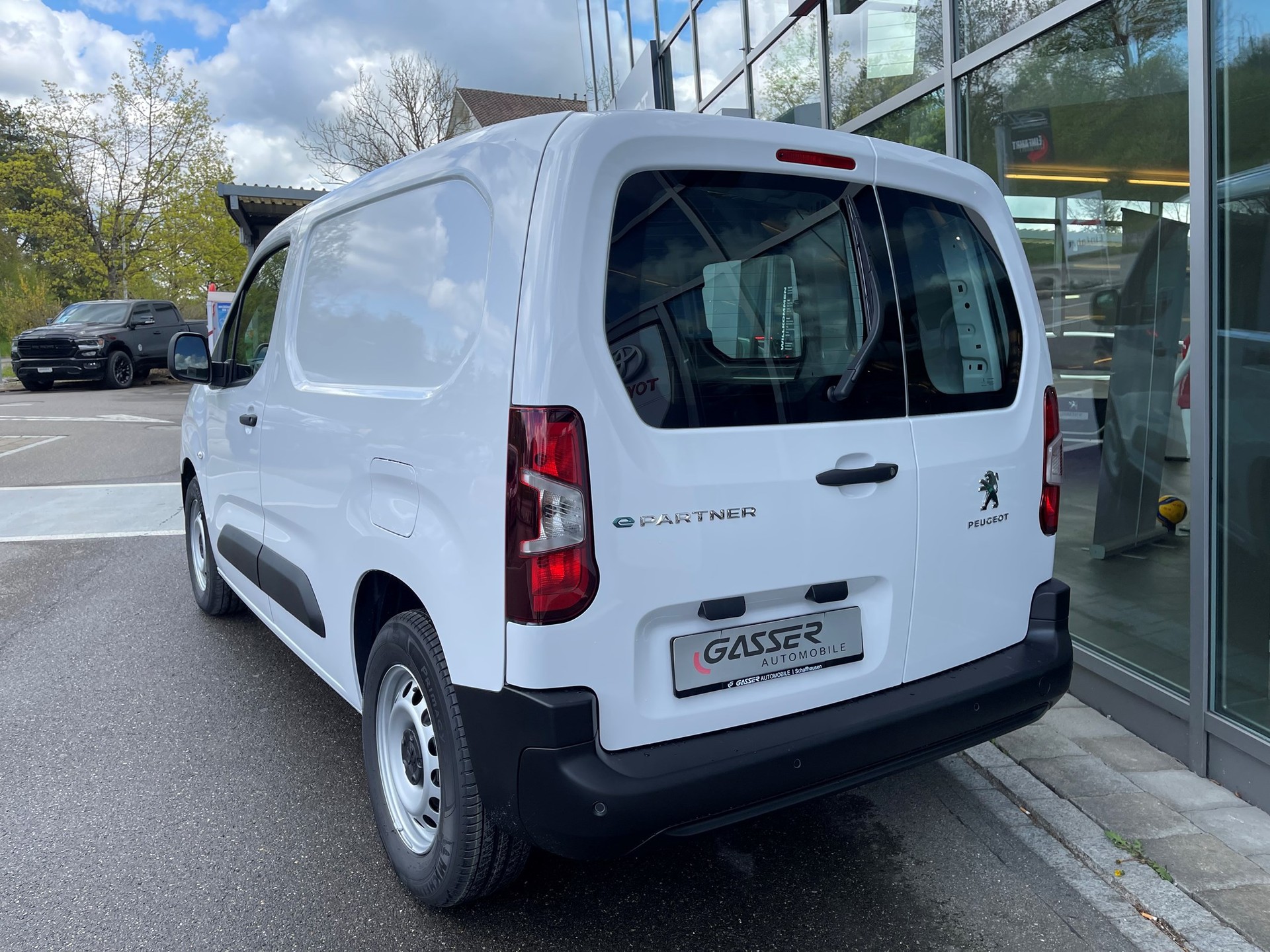 PEUGEOT e-Partner 50kWh Premium-showroom-element-3