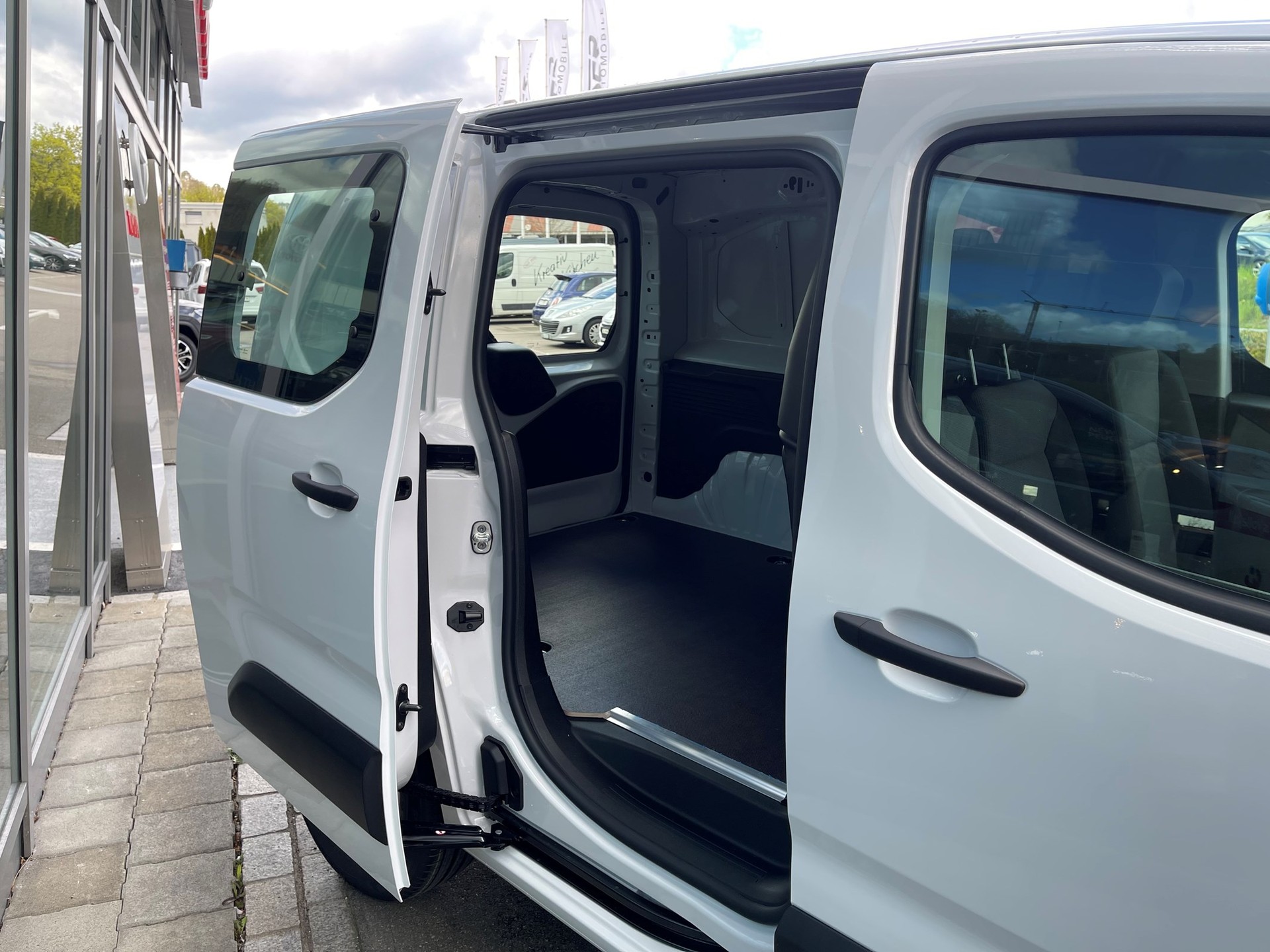 PEUGEOT e-Partner 50kWh Premium-image-6