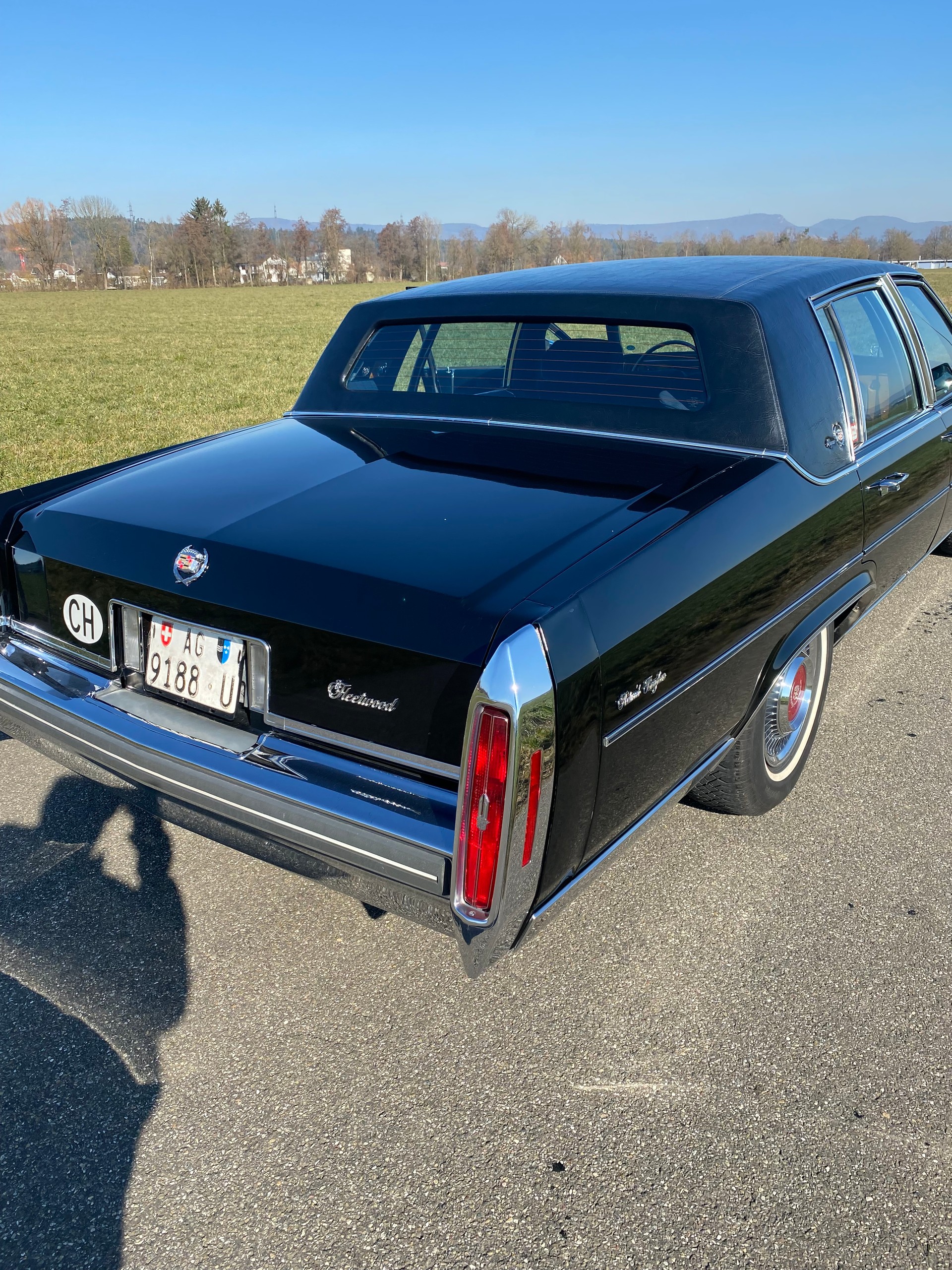 CADILLAC Brougham-image-2