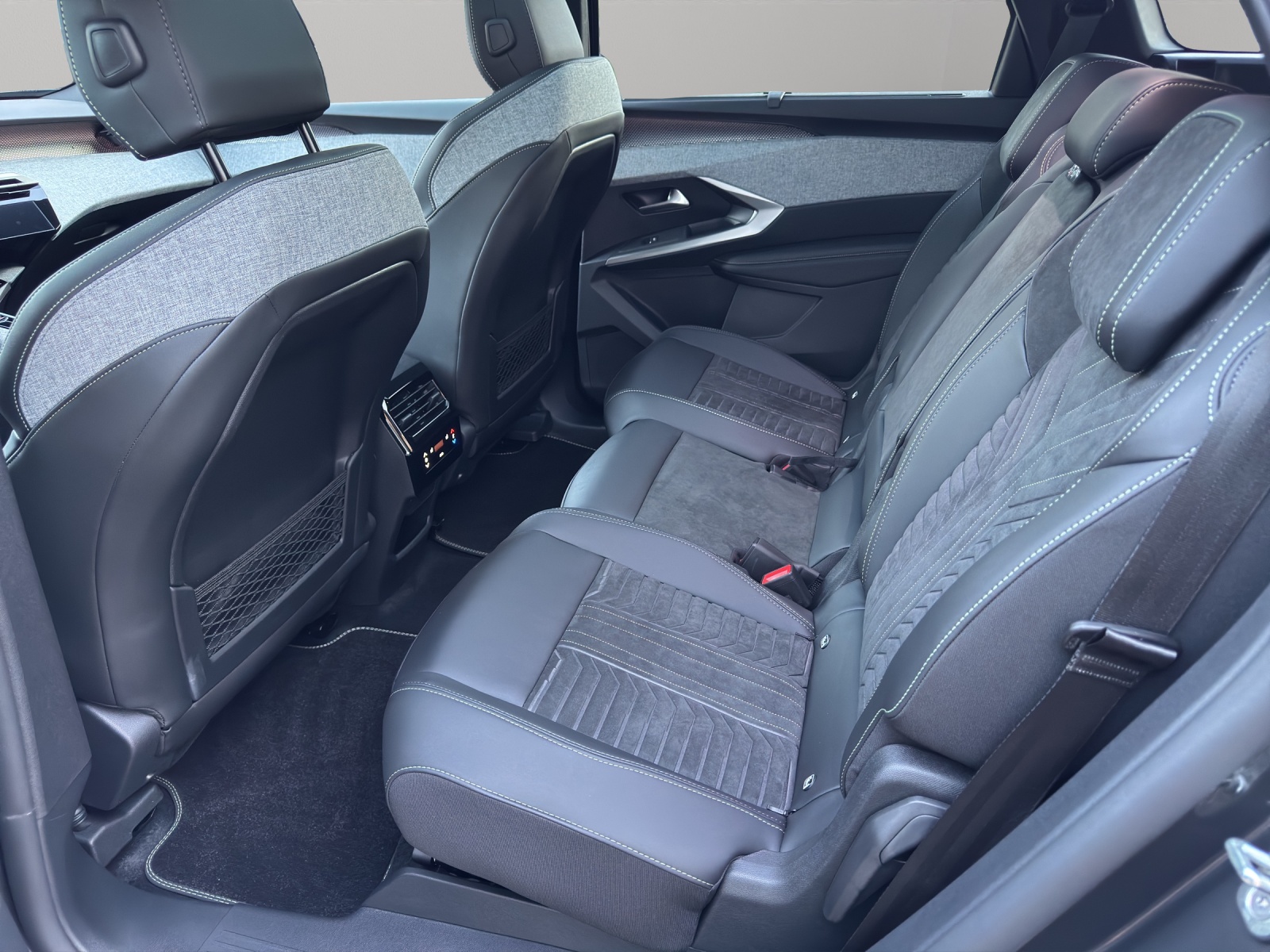 PEUGEOT 5008 e-Launch Edition AWD-image-4