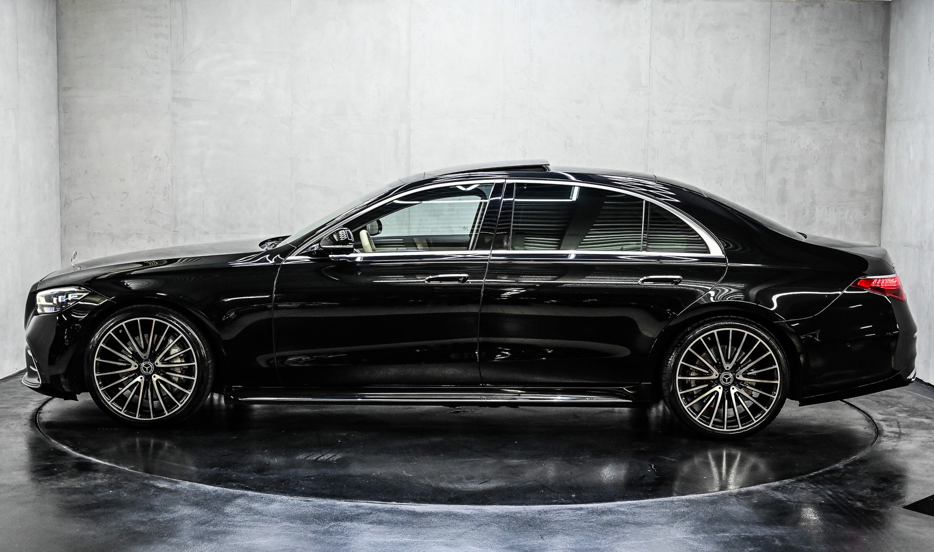 MERCEDES-BENZ S 580 AMG Line Lang 4matic-image-4