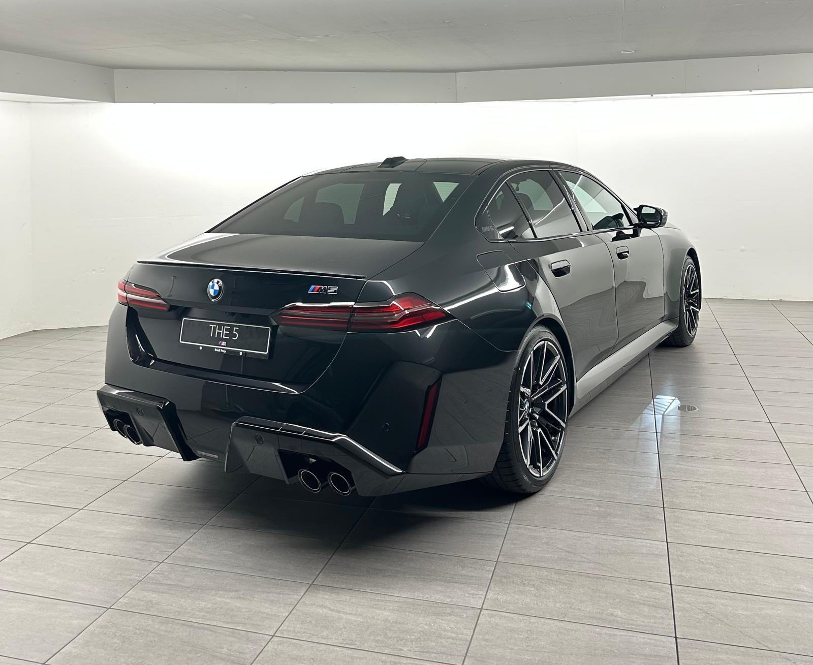 BMW M5 xDrive-showroom-element-2