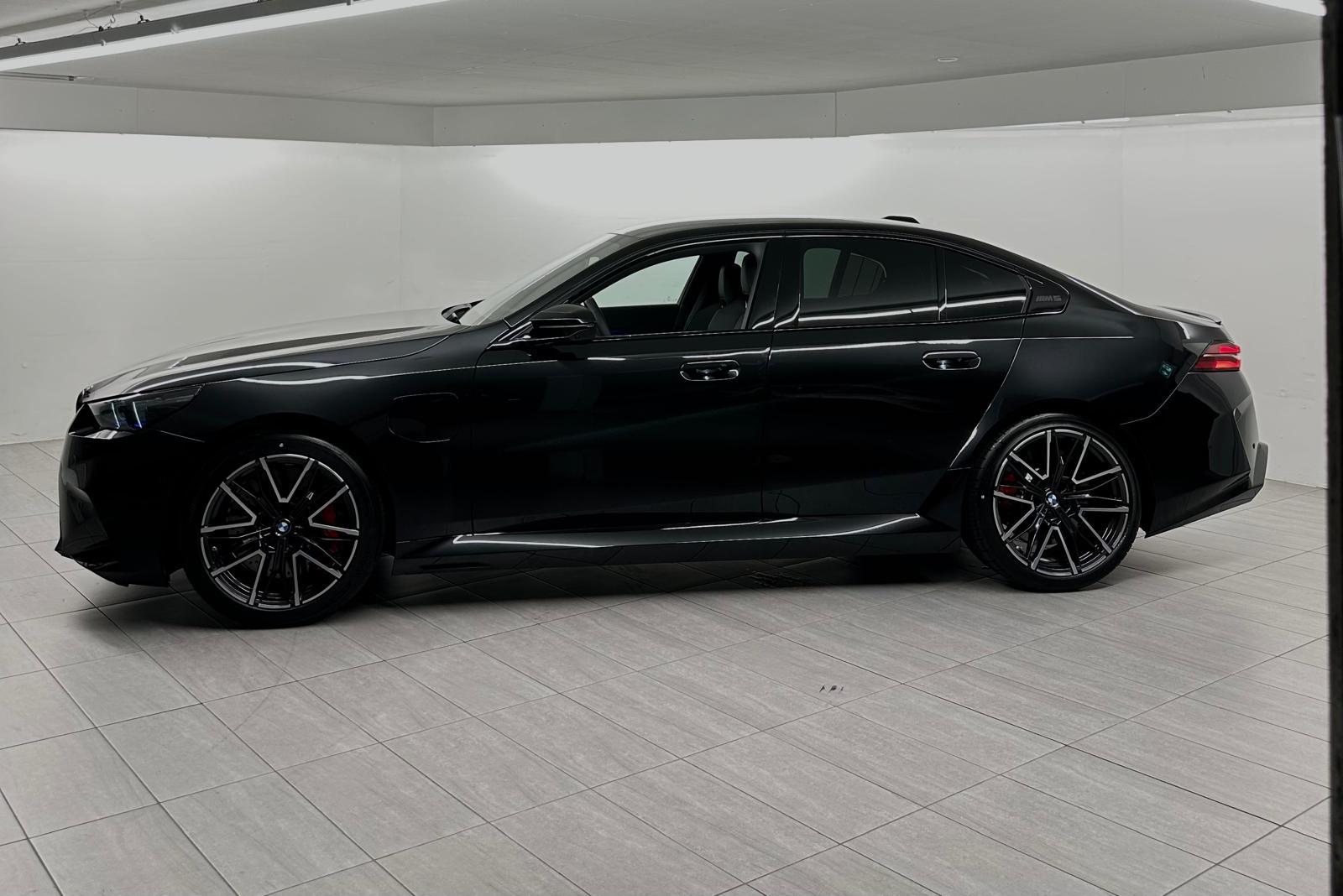 BMW M5 xDrive-showroom-element-1