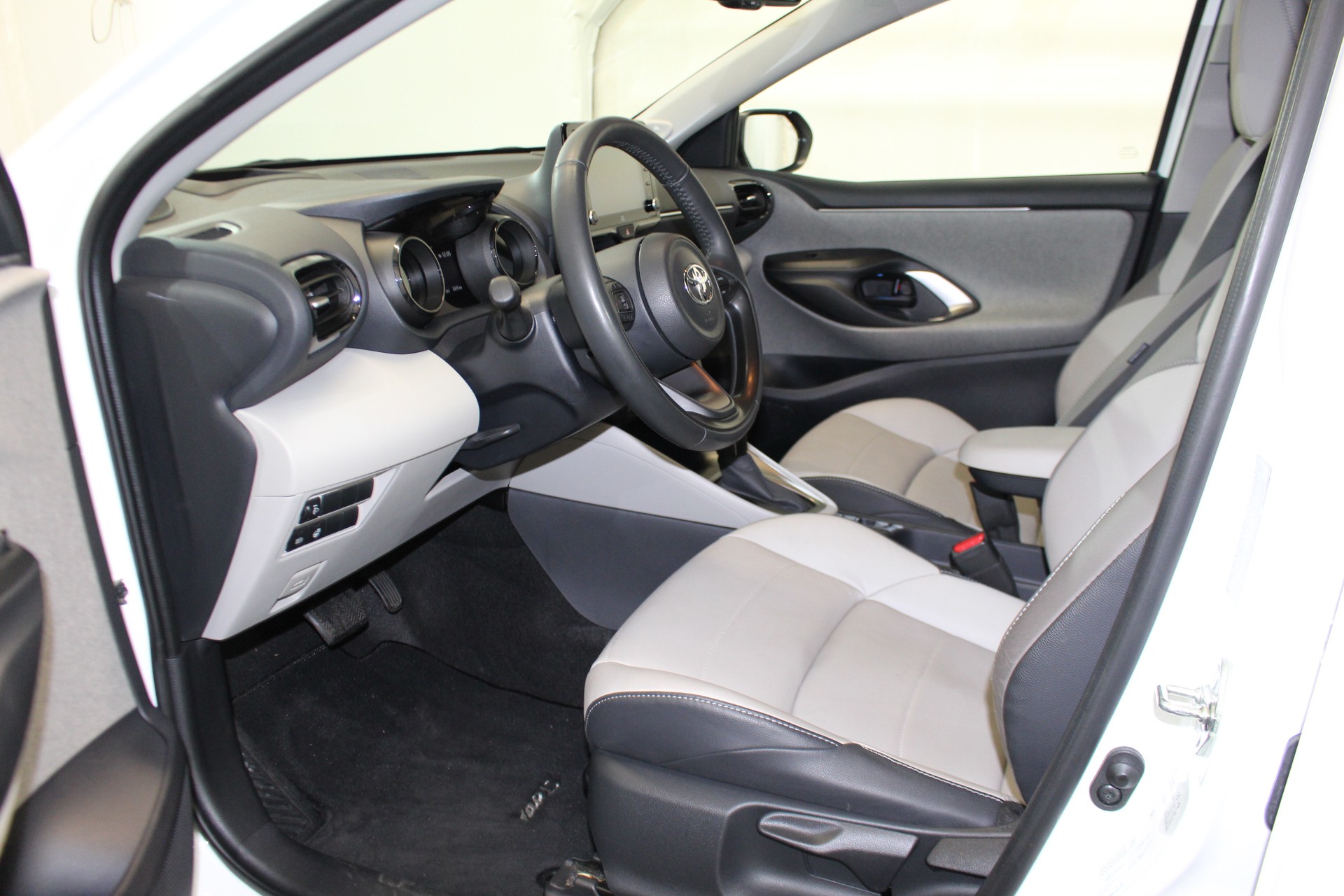 TOYOTA Yaris 1.5 VVT-i HSD Premiere Edition-image-6