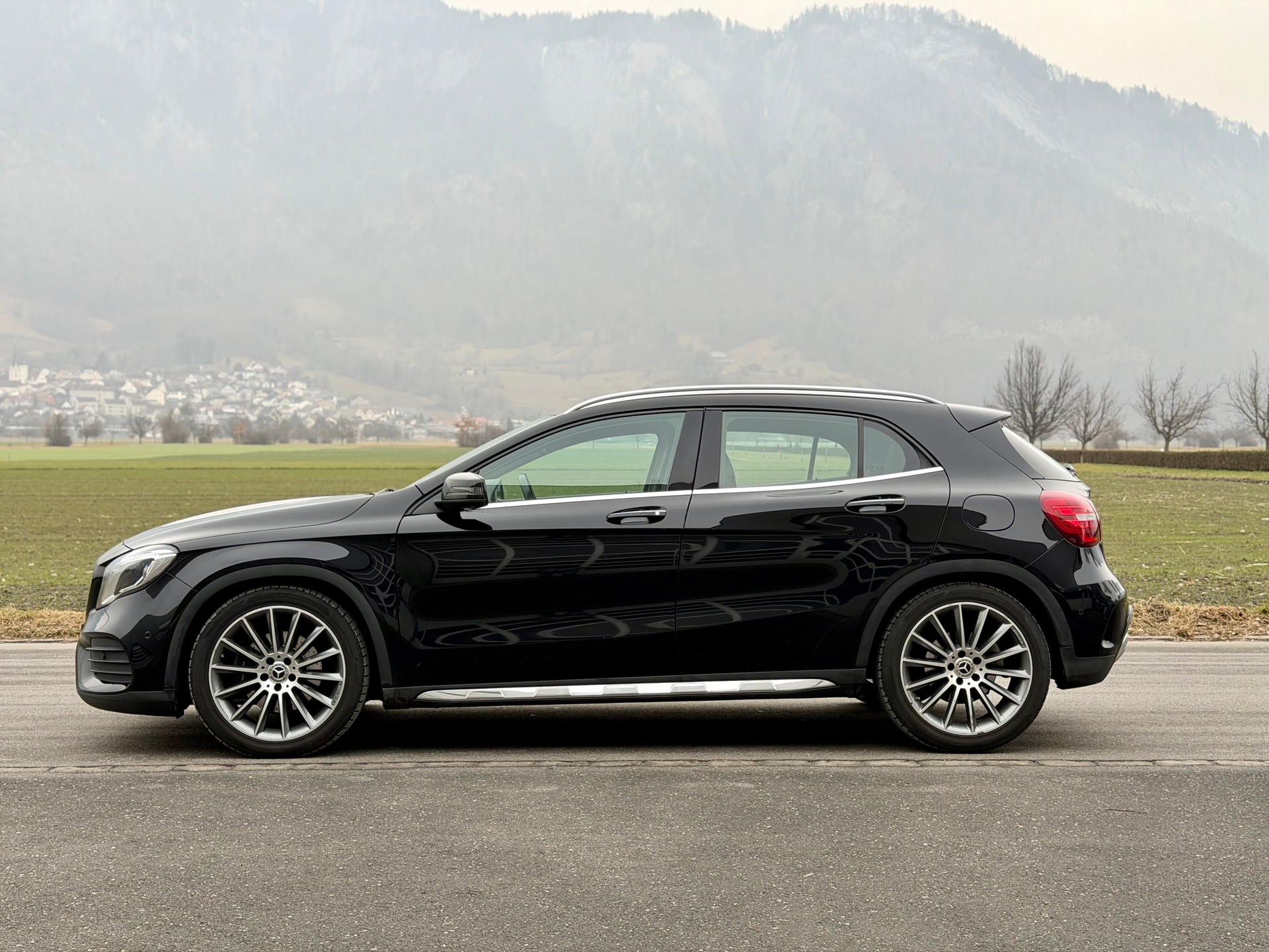 MERCEDES-BENZ GLA 220 d AMG Line 4Matic 7G-DCT-showroom-element-1
