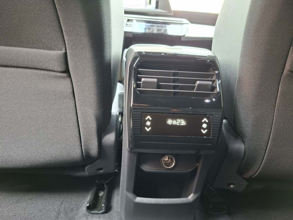 PEUGEOT 5008 1.6 PHEV Allure-image-14