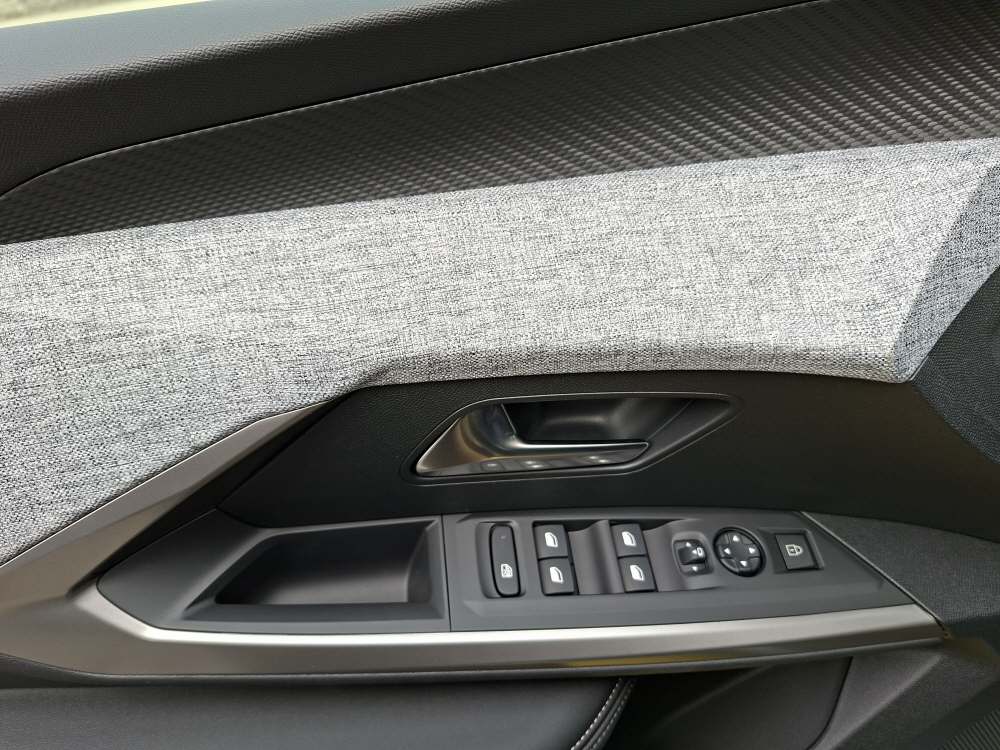 PEUGEOT 5008 1.6 PHEV Allure-image-13