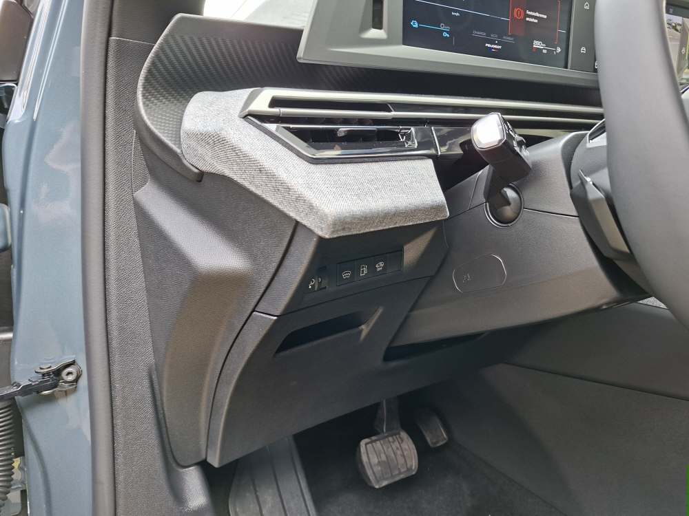 PEUGEOT 5008 1.6 PHEV Allure-image-12