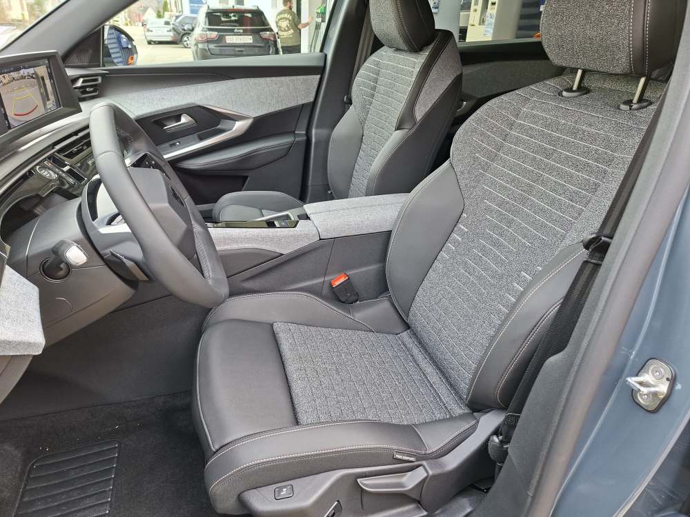 PEUGEOT 5008 1.6 PHEV Allure-image-9