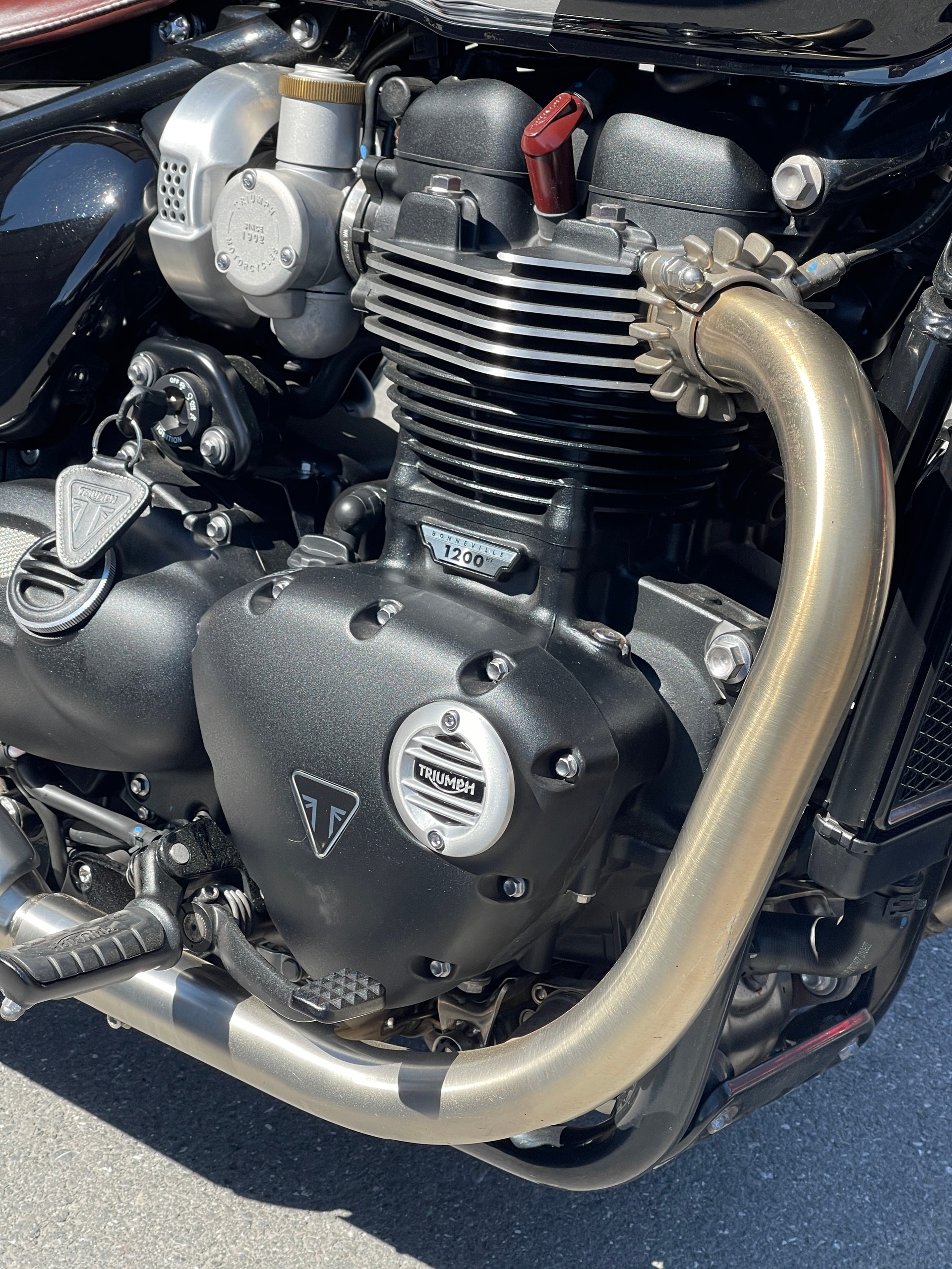 TRIUMPH Bonneville 1200 Bobber Chrome Edition-image-6