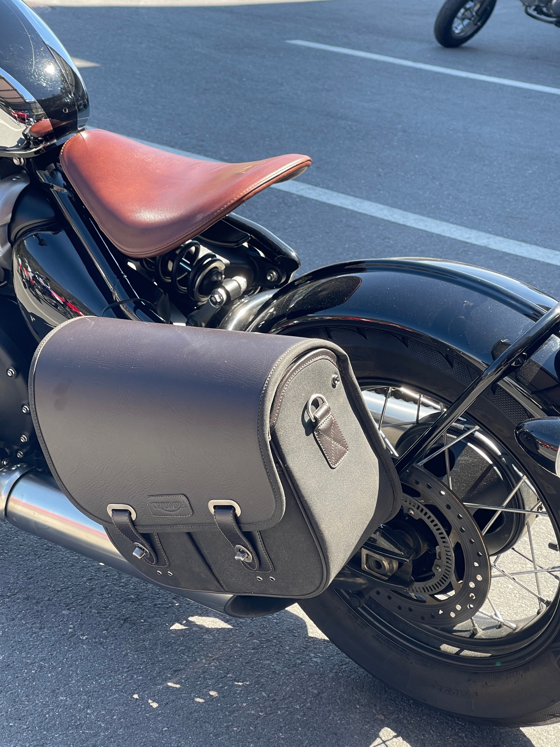 TRIUMPH Bonneville 1200 Bobber Chrome Edition-image-8