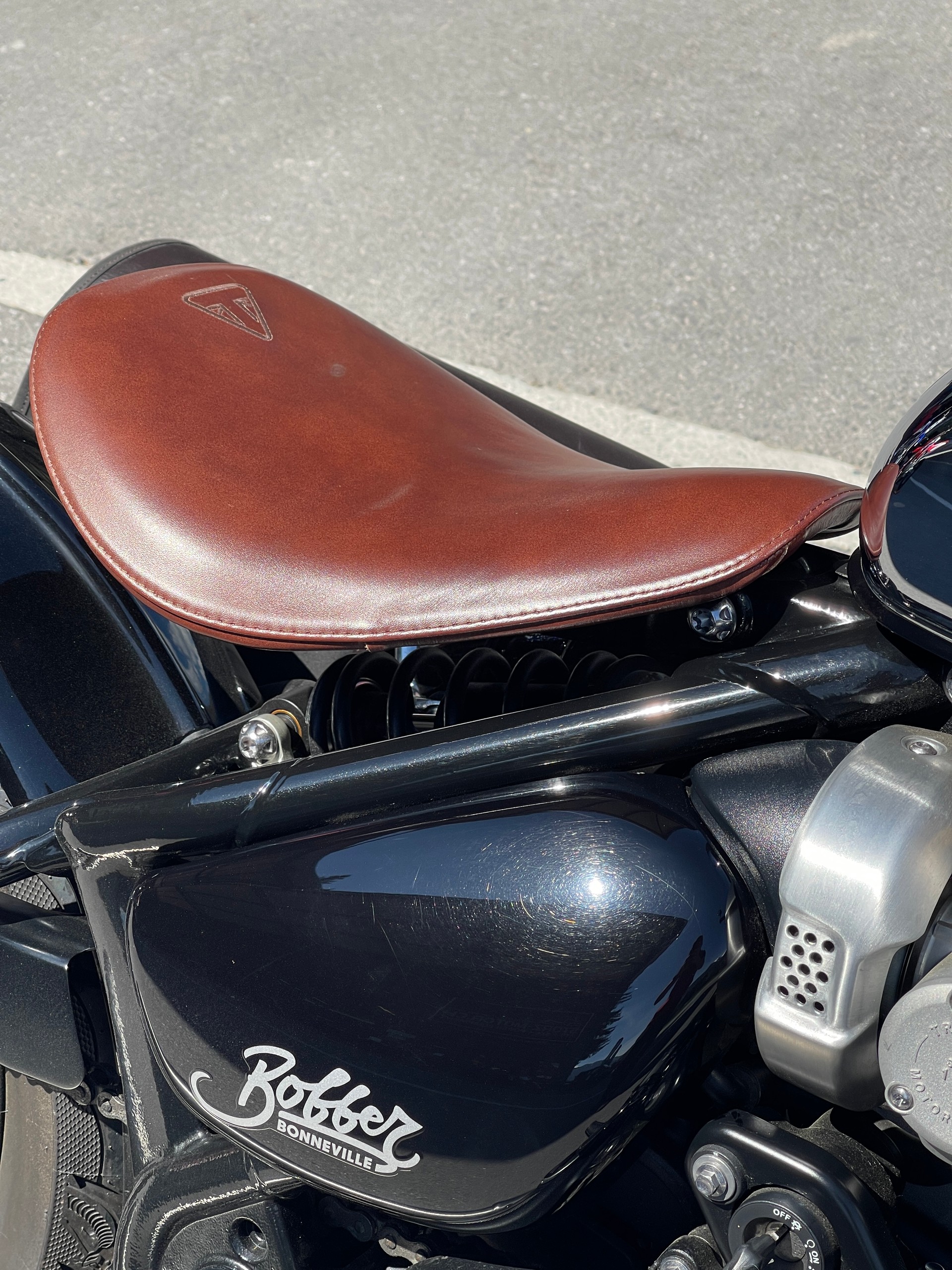 TRIUMPH Bonneville 1200 Bobber Chrome Edition-image-7