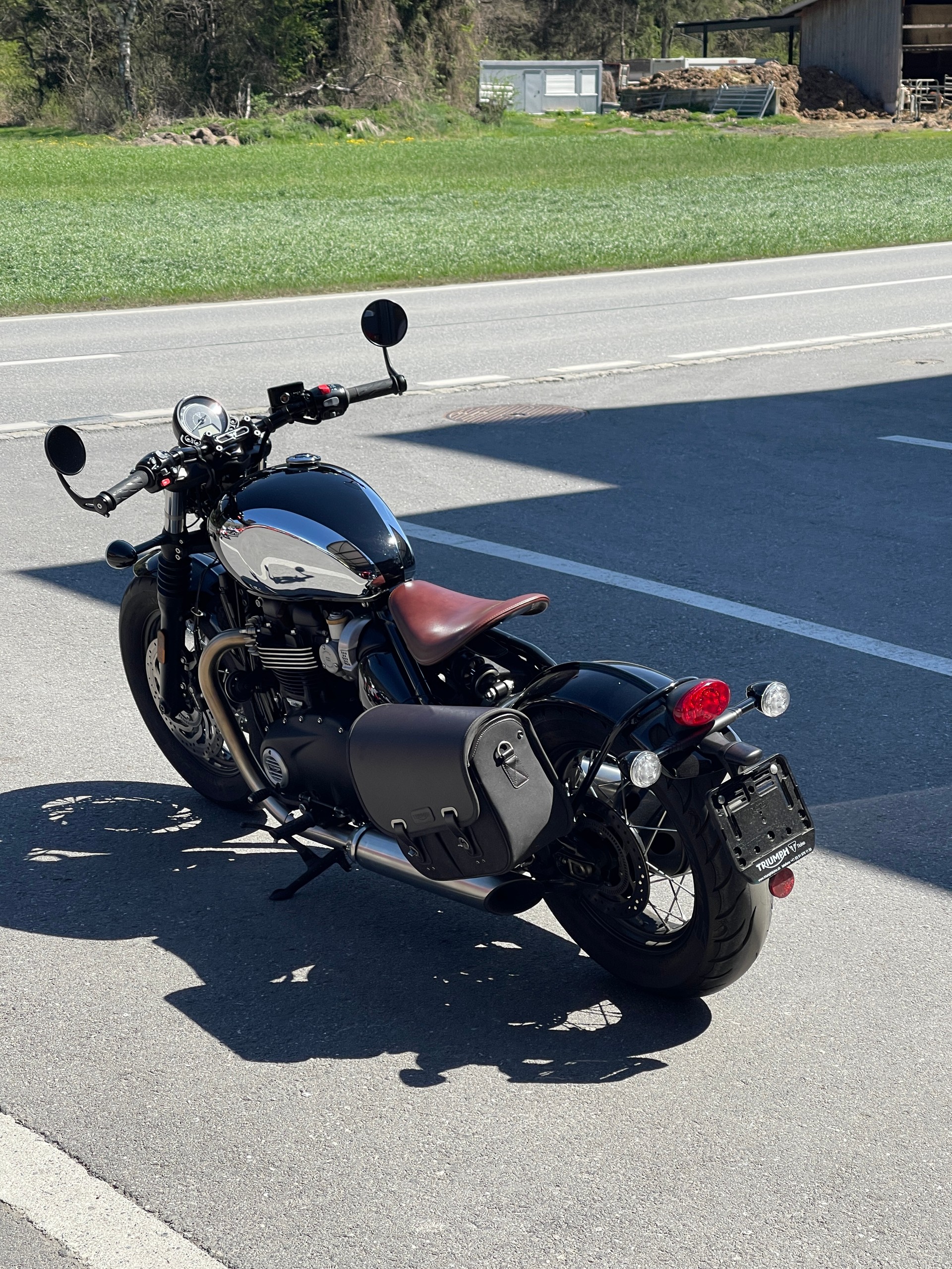 TRIUMPH Bonneville 1200 Bobber Chrome Edition-image-2