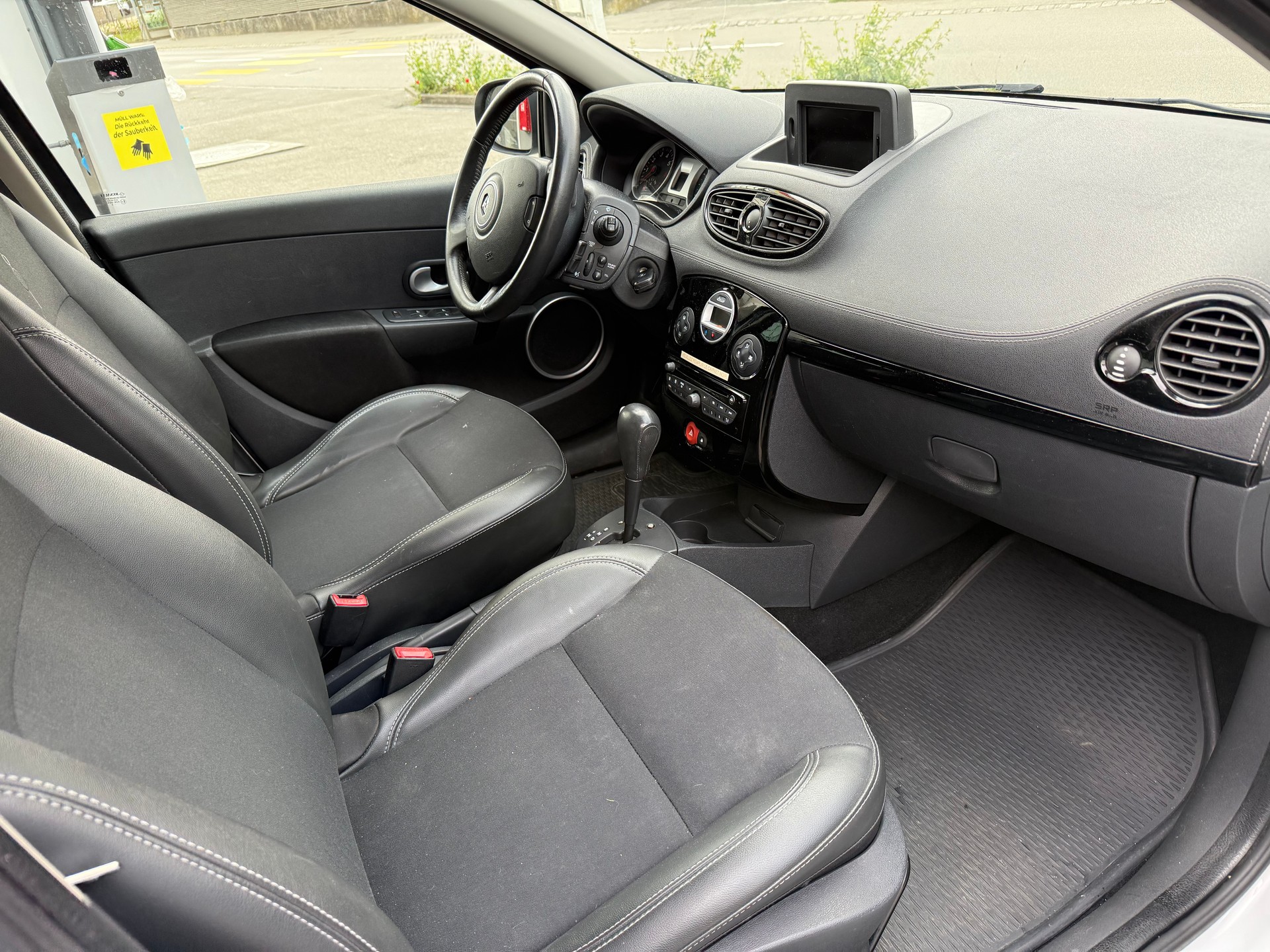 RENAULT Clio 1.6 16V Night&Day Automatic-image-11