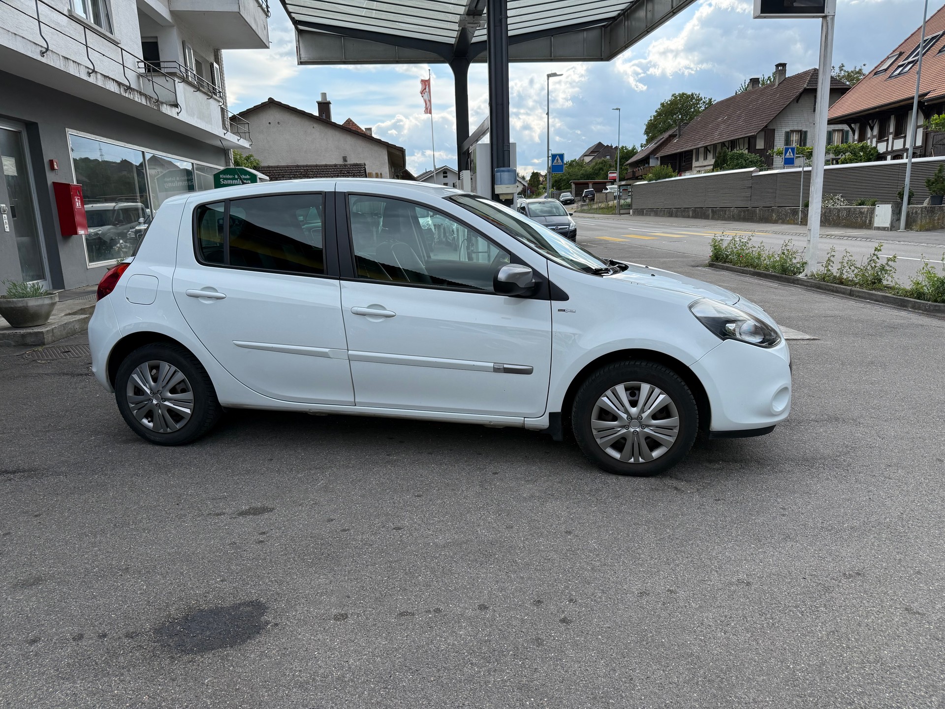RENAULT Clio 1.6 16V Night&Day Automatic-image-1