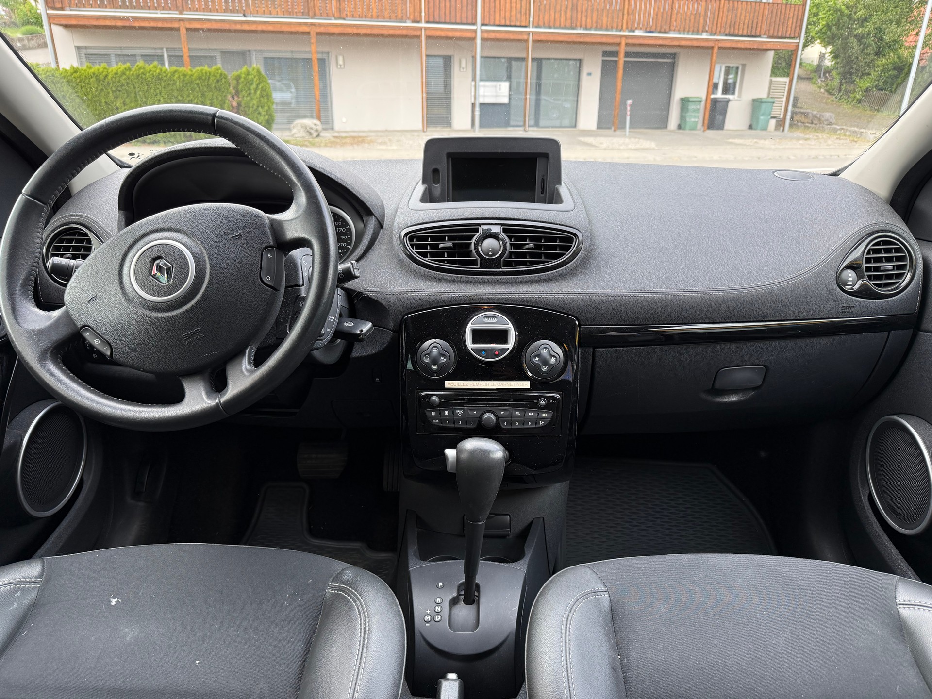 RENAULT Clio 1.6 16V Night&Day Automatic-image-8