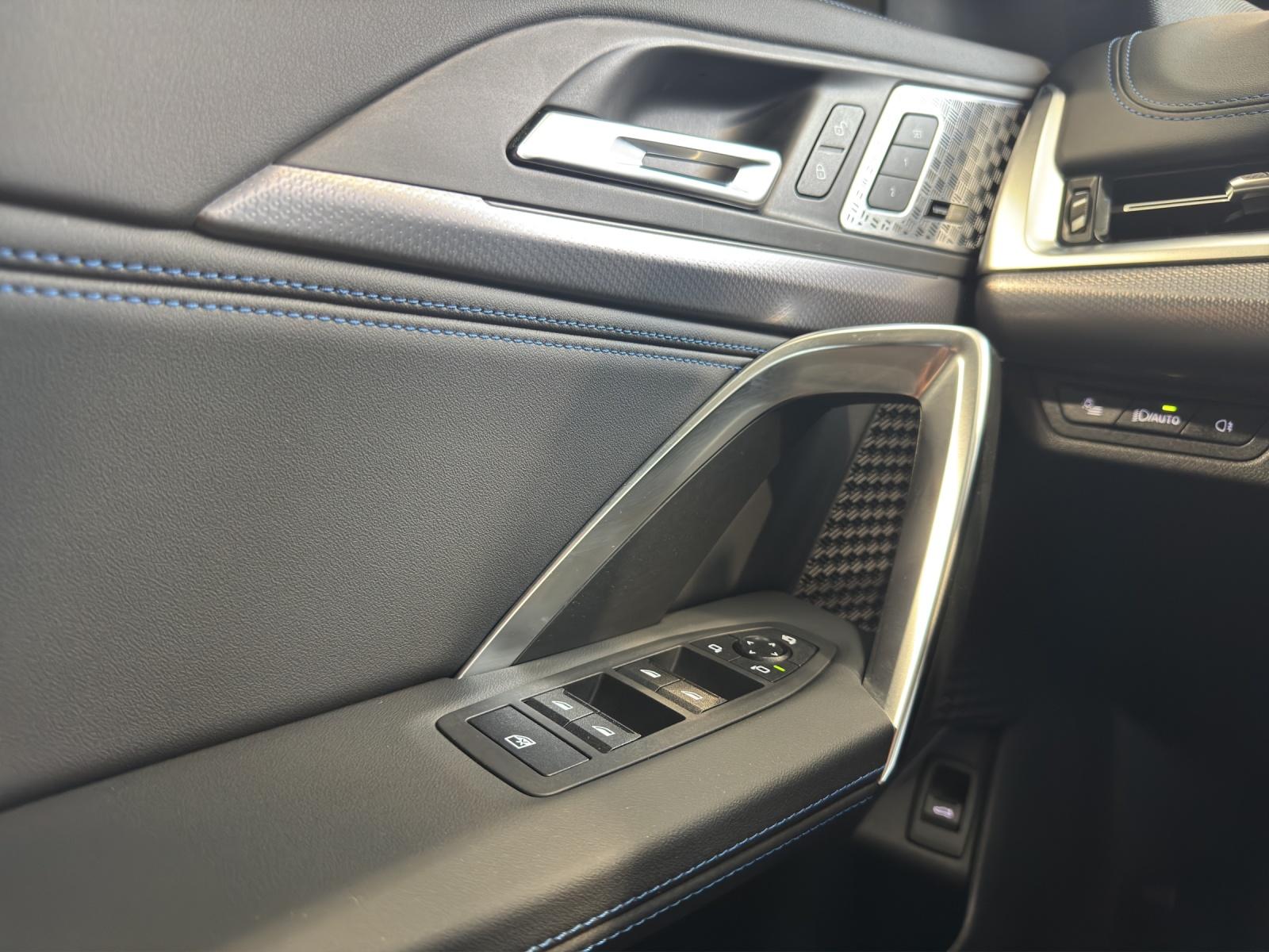 BMW iX1 30 xDrive-image-8