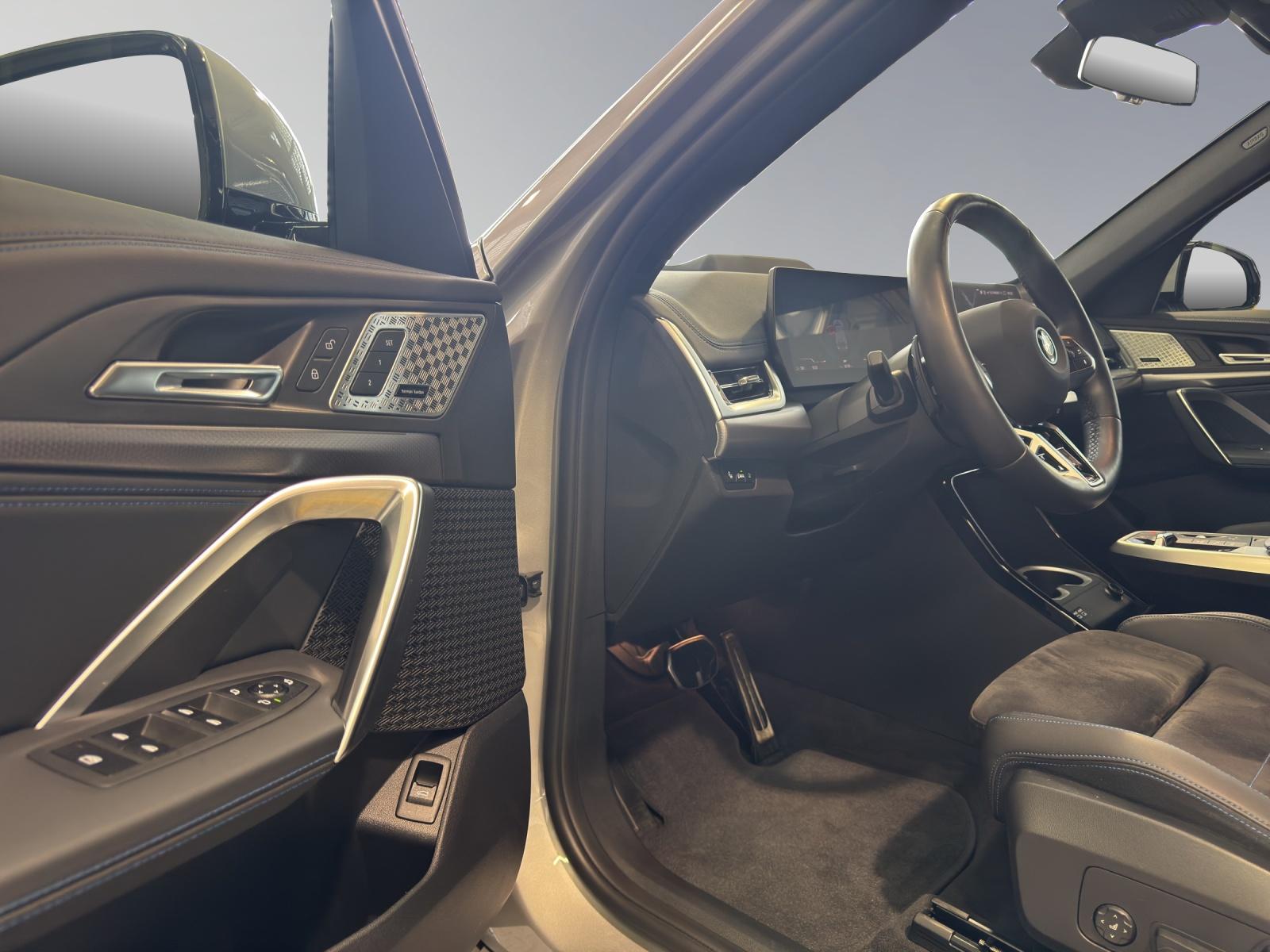 BMW iX1 30 xDrive-image-5