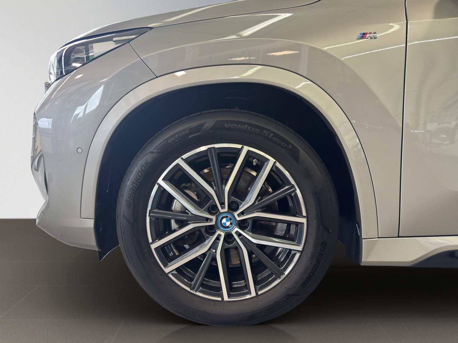 BMW iX1 30 xDrive-image-4