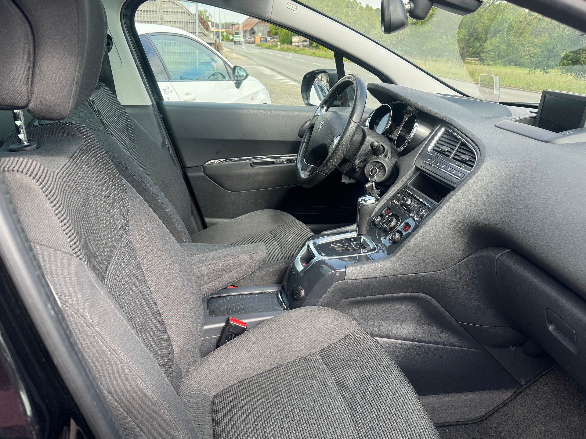 PEUGEOT 5008 1.6 BlueHDi Sensation Tiptronic-image-9