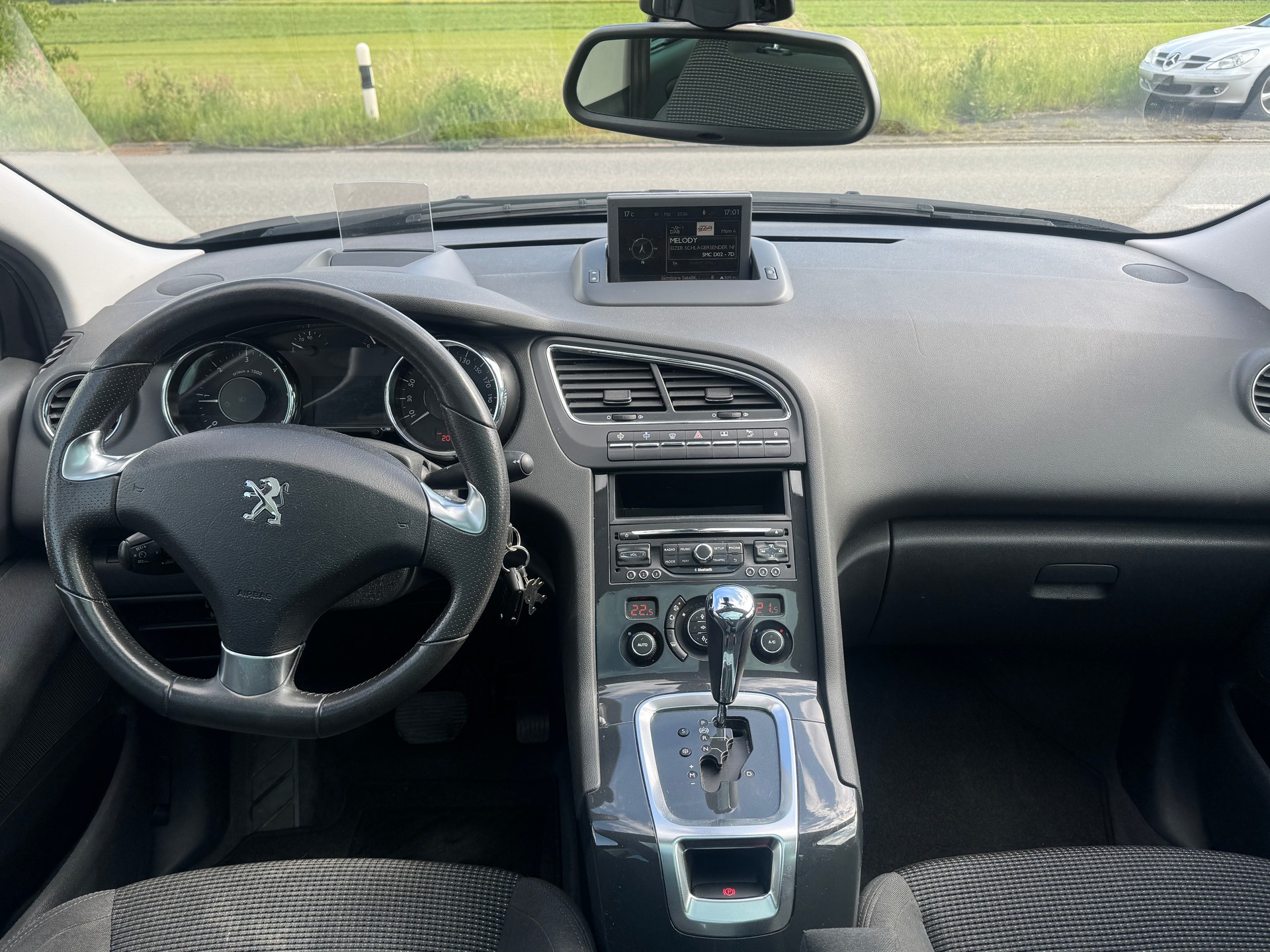 PEUGEOT 5008 1.6 BlueHDi Sensation Tiptronic-image-6