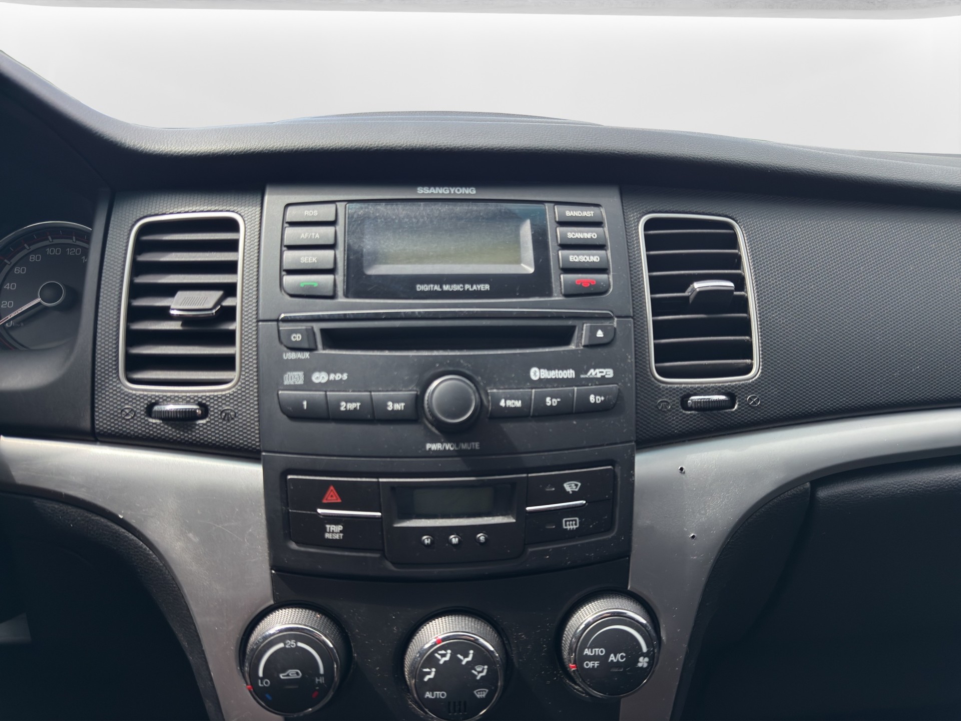 KGM-SsangYong Korando 2.0 e-XDI Sapphire 4WD-image-11