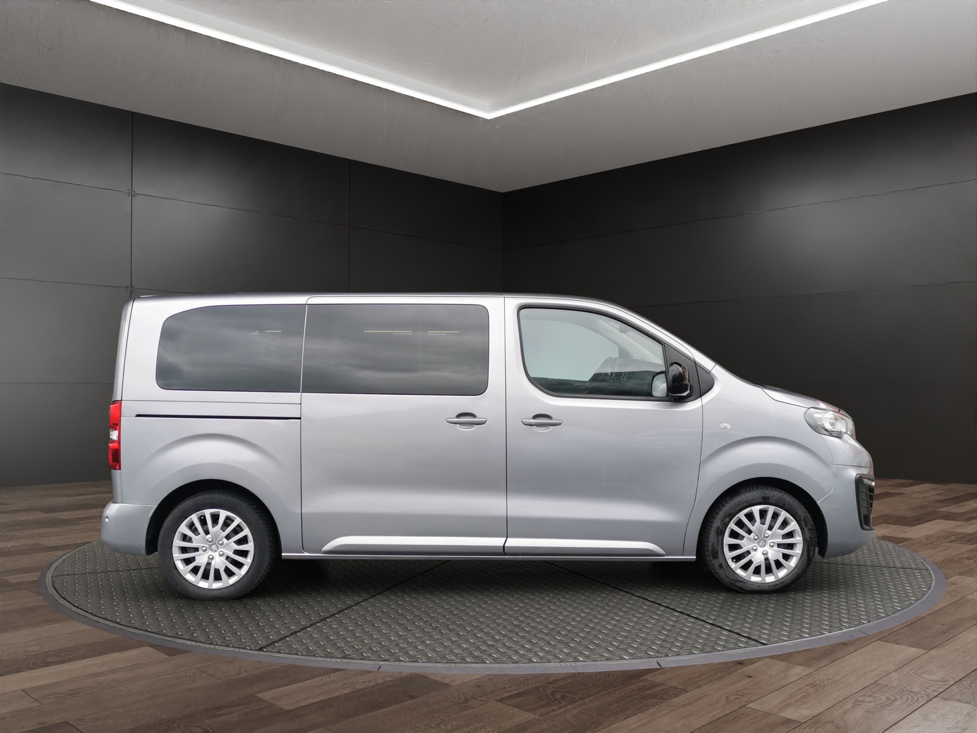PEUGEOT Traveller 2.0 BlueHDi Business Standard EAT8-image-4