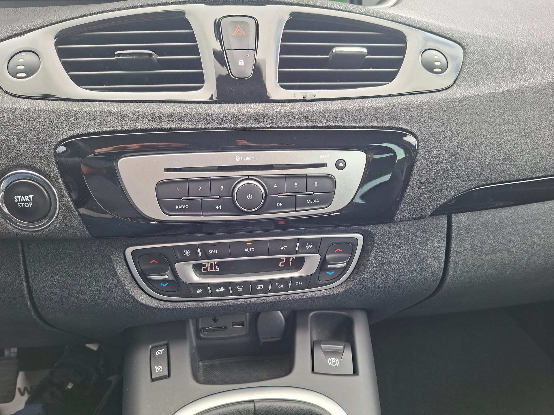 RENAULT Scénic 1.2 16V Turbo Bose-image-12