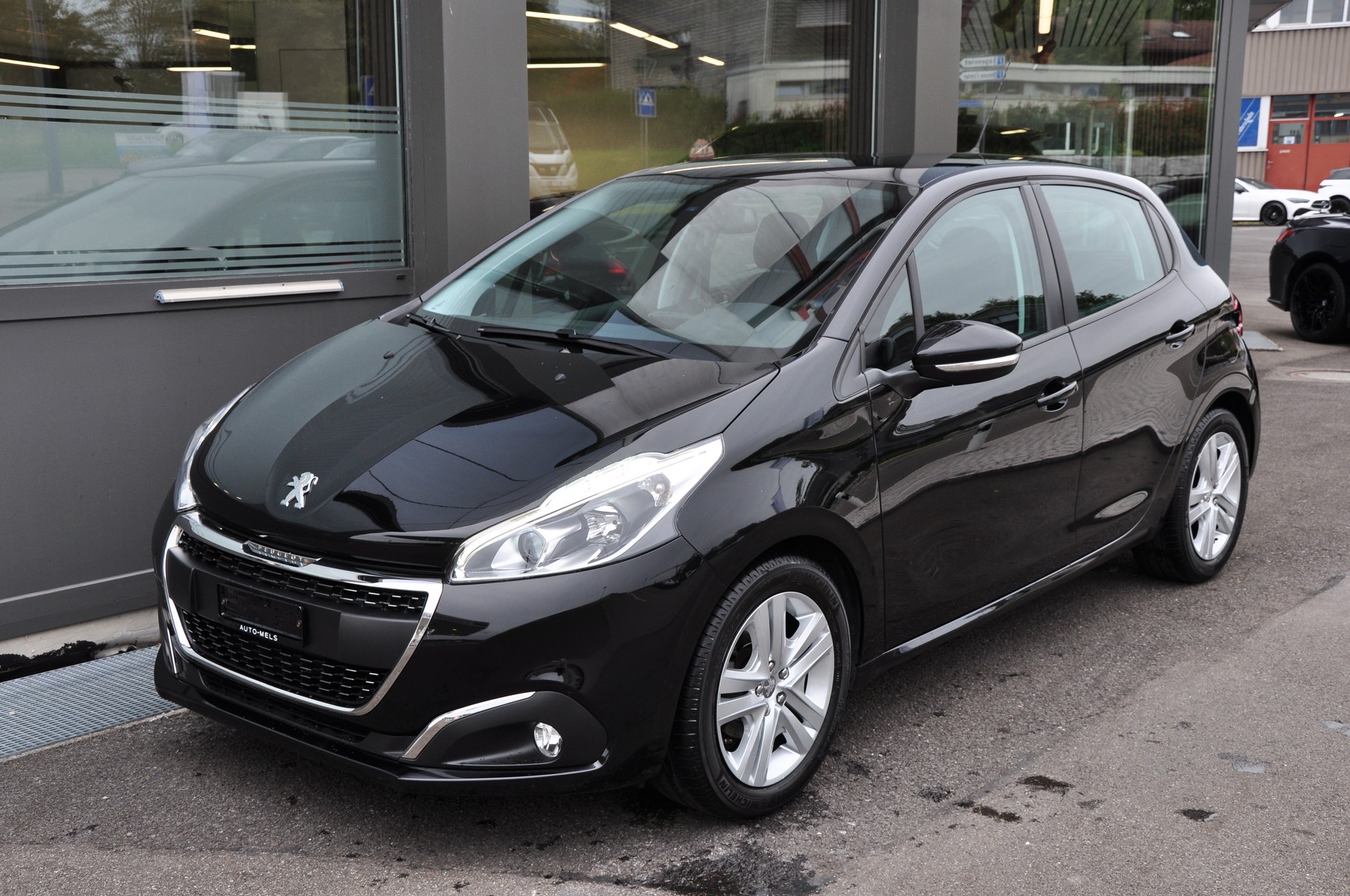 PEUGEOT 208 1.2 PureTech Signature-image-4
