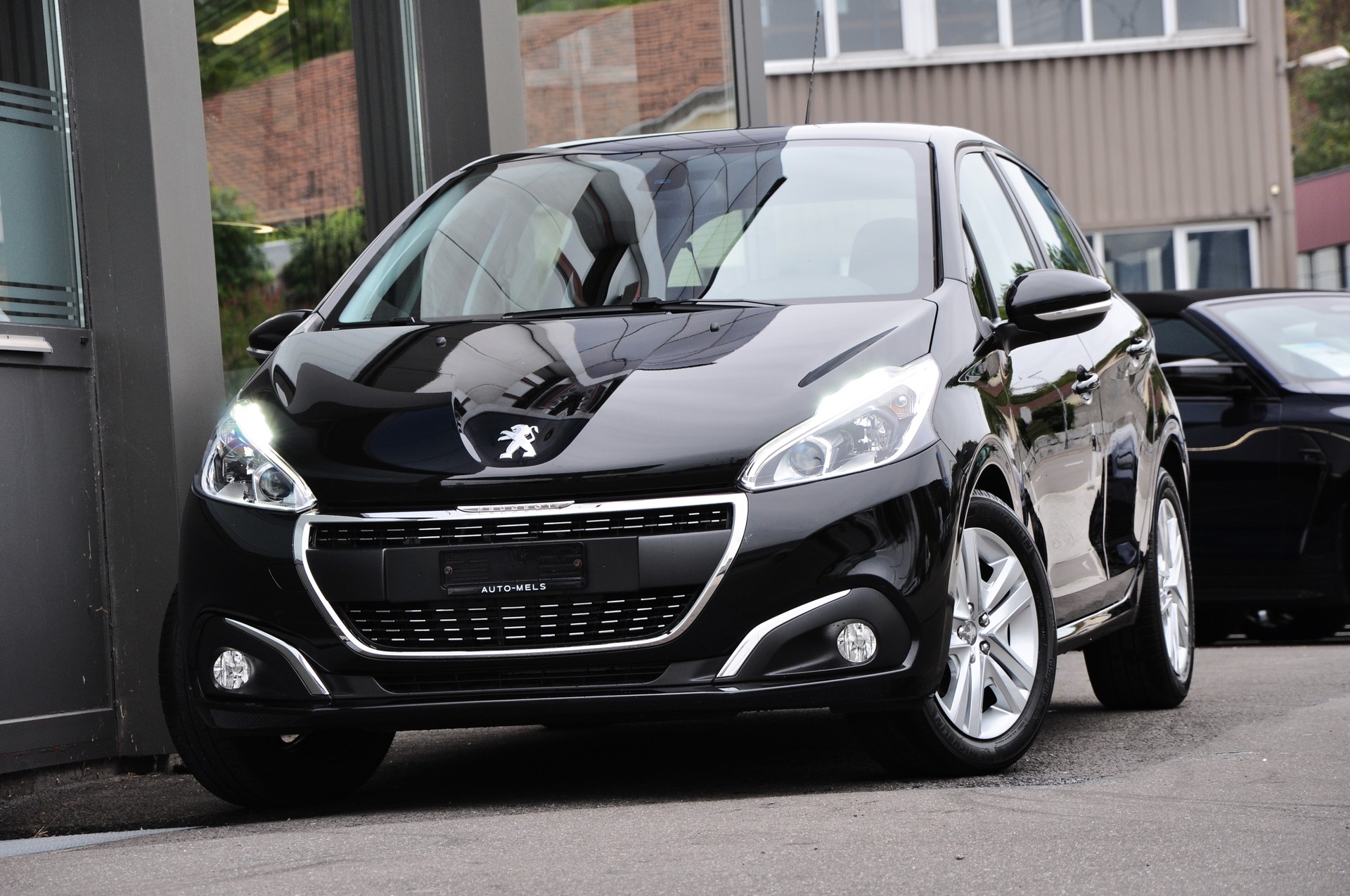 PEUGEOT 208 1.2 PureTech Signature-showroom-element-1